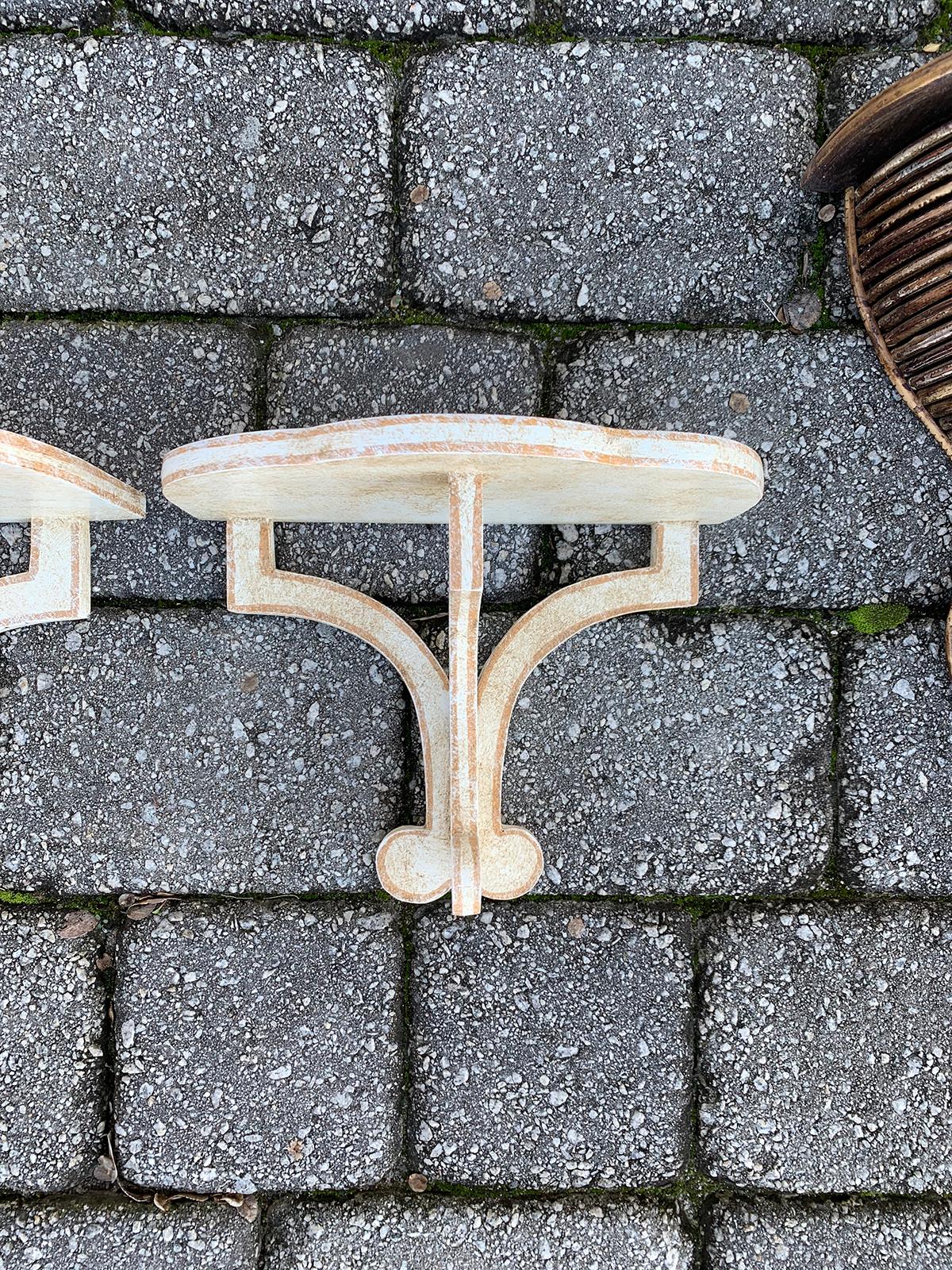 Assembled pair of 20th century custom made painted brackets in the style of Colefax & Fowler.
Different sizes:
Larger: 12.25