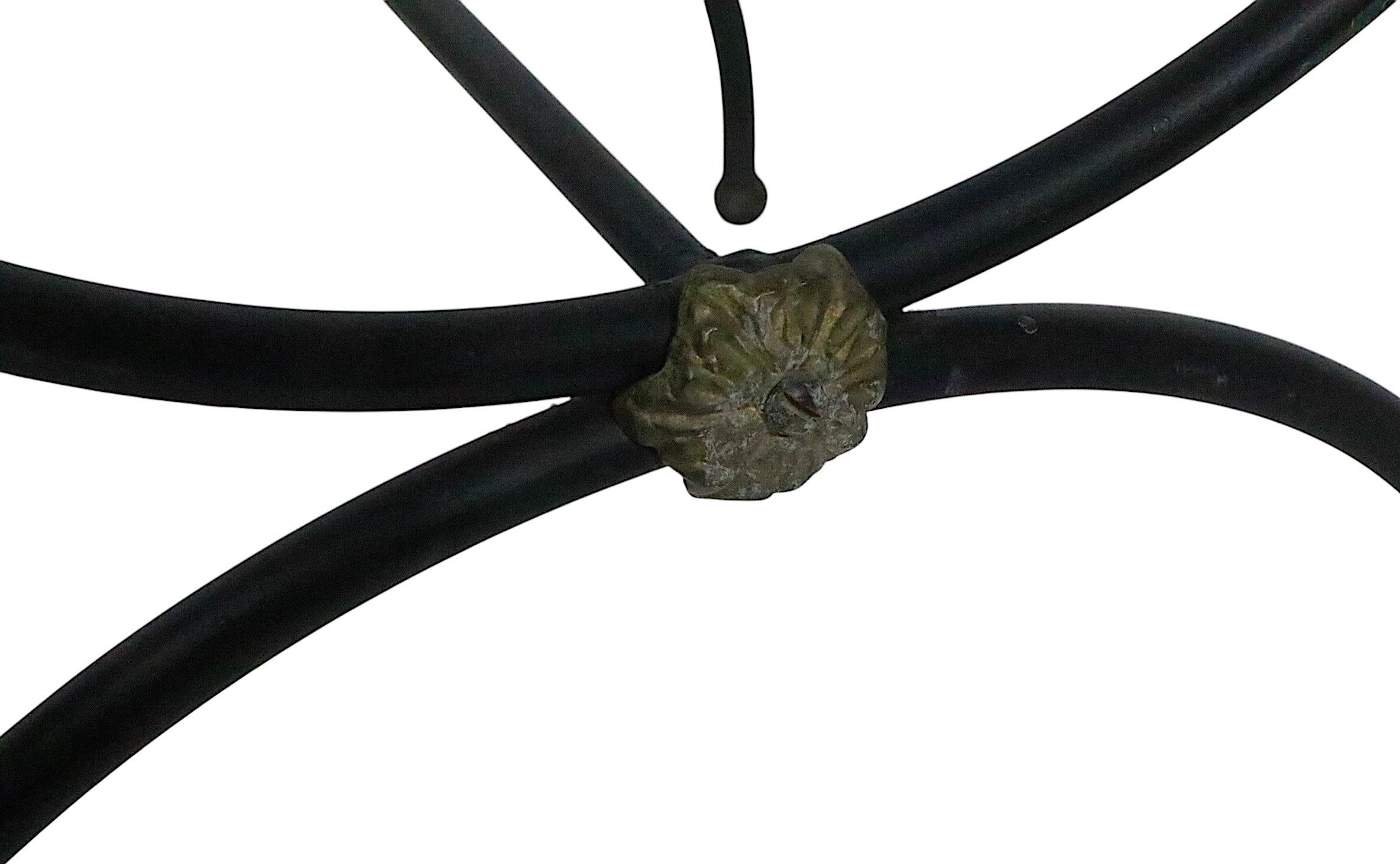 Coppia assemblata di piccole sedie in ferro battuto neo-classiche Hollywood Regency in vendita 4