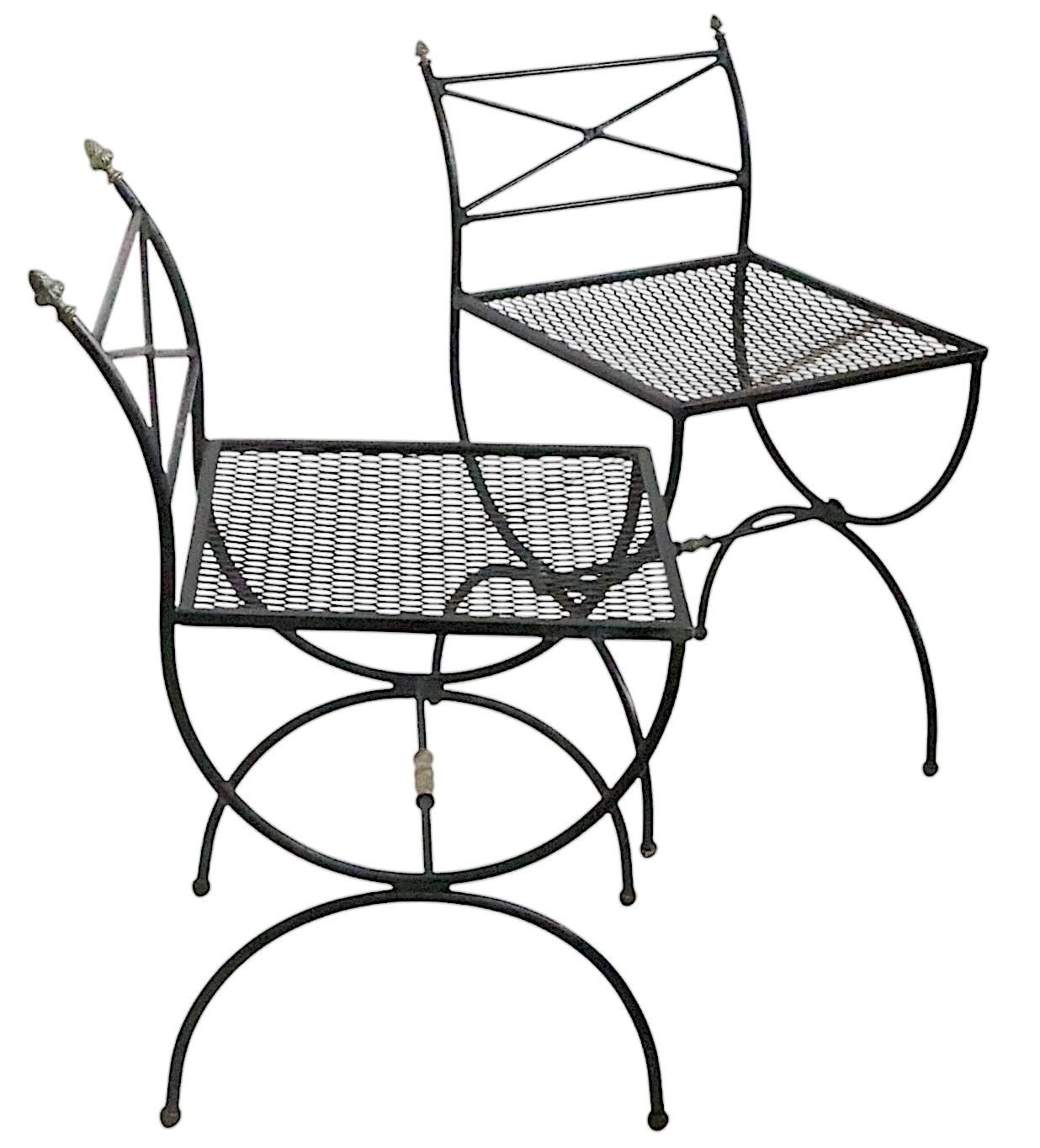 Coppia assemblata di piccole sedie in ferro battuto neo-classiche Hollywood Regency in vendita 6