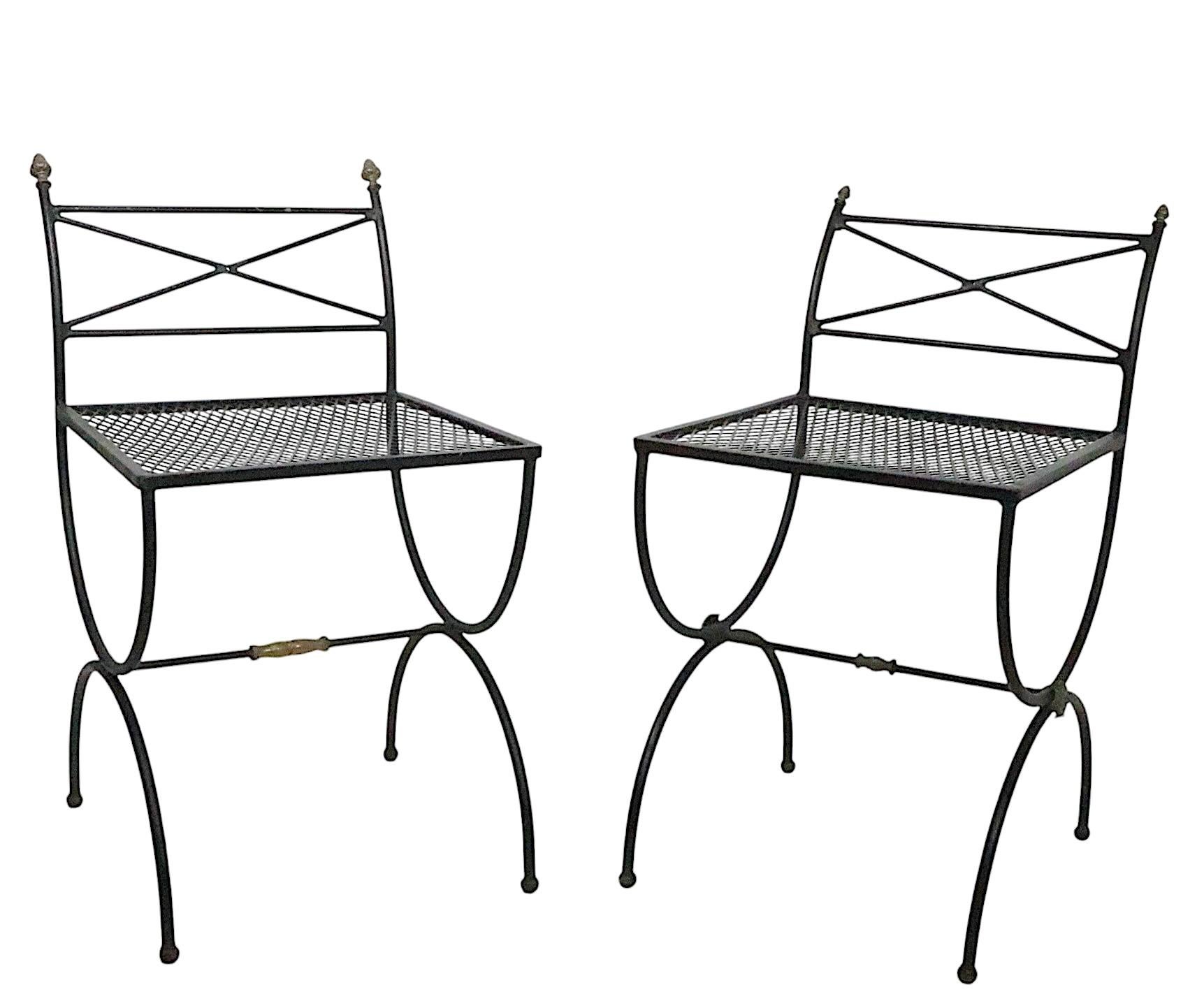 Coppia assemblata di piccole sedie in ferro battuto neo-classiche Hollywood Regency in vendita 7