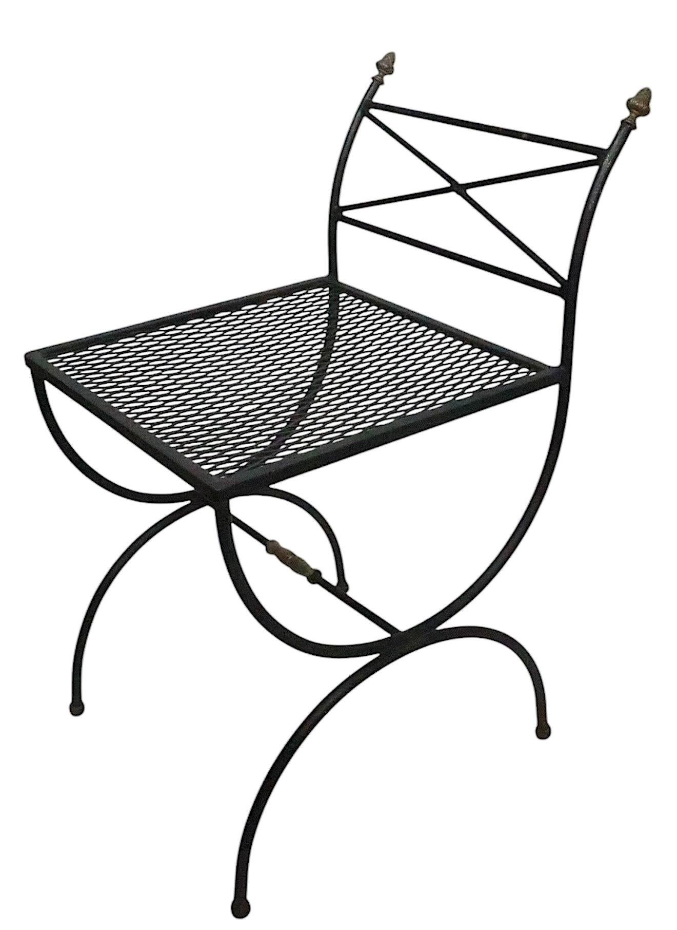 Coppia assemblata di piccole sedie in ferro battuto neo-classiche Hollywood Regency in vendita 8