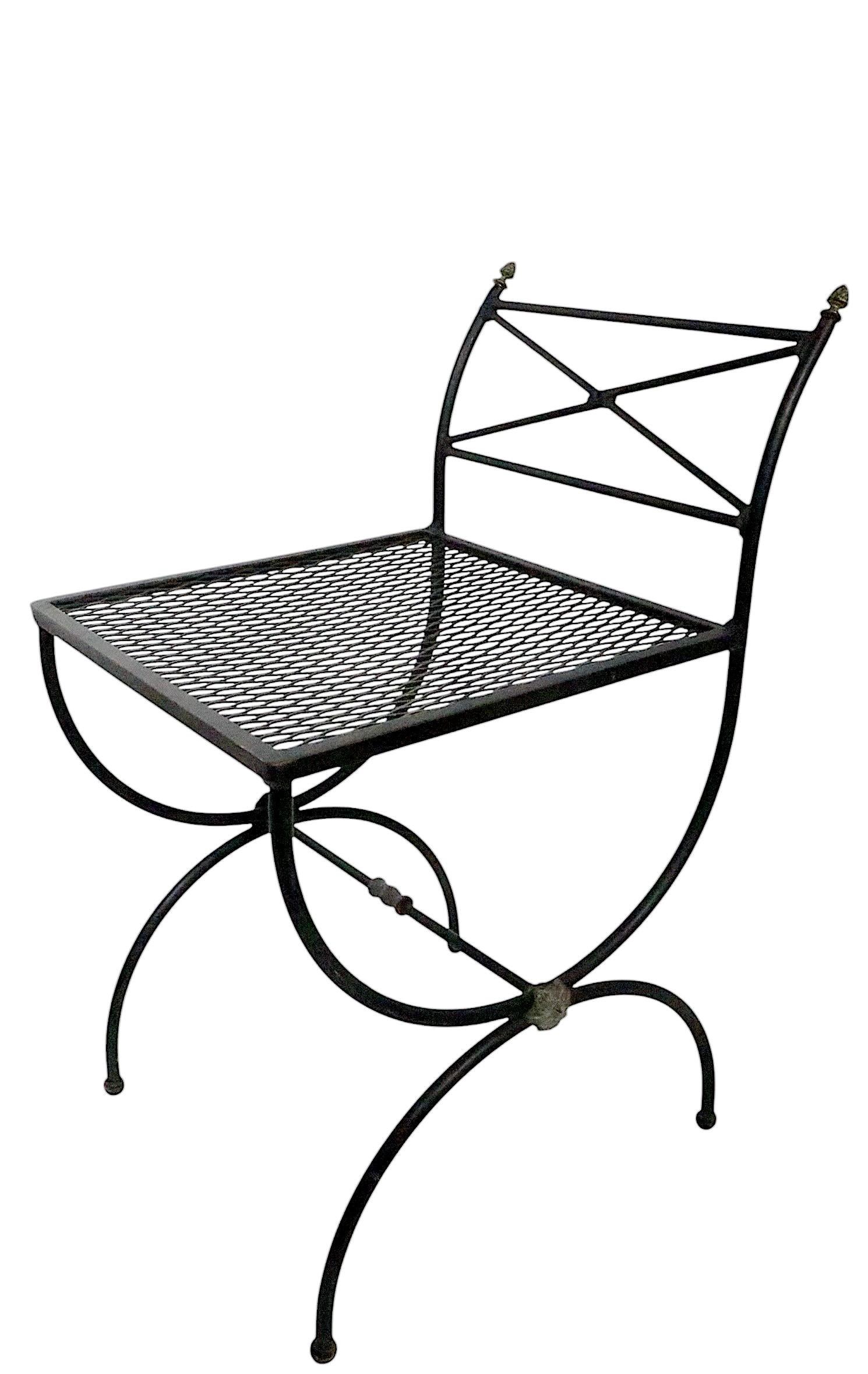 Coppia assemblata di piccole sedie in ferro battuto neo-classiche Hollywood Regency in vendita 9