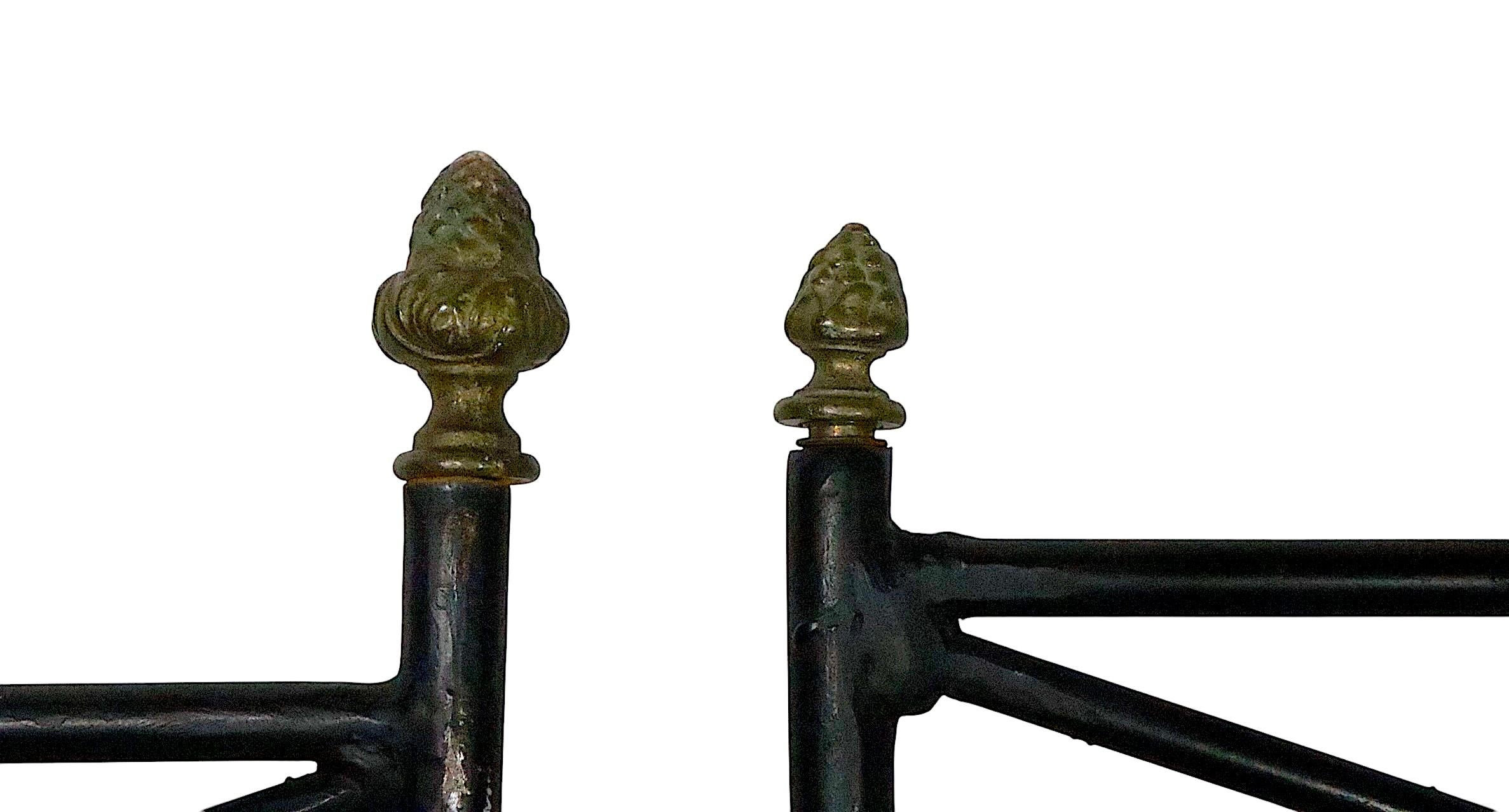 Coppia assemblata di piccole sedie in ferro battuto neo-classiche Hollywood Regency in vendita 10