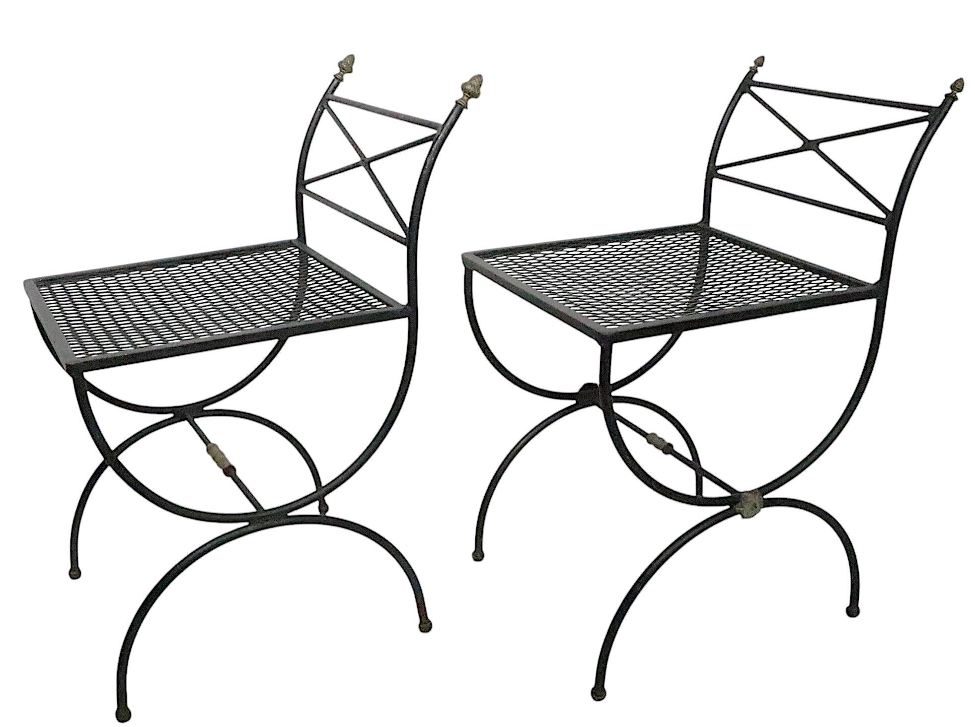Coppia assemblata di piccole sedie in ferro battuto neo-classiche Hollywood Regency in vendita 11