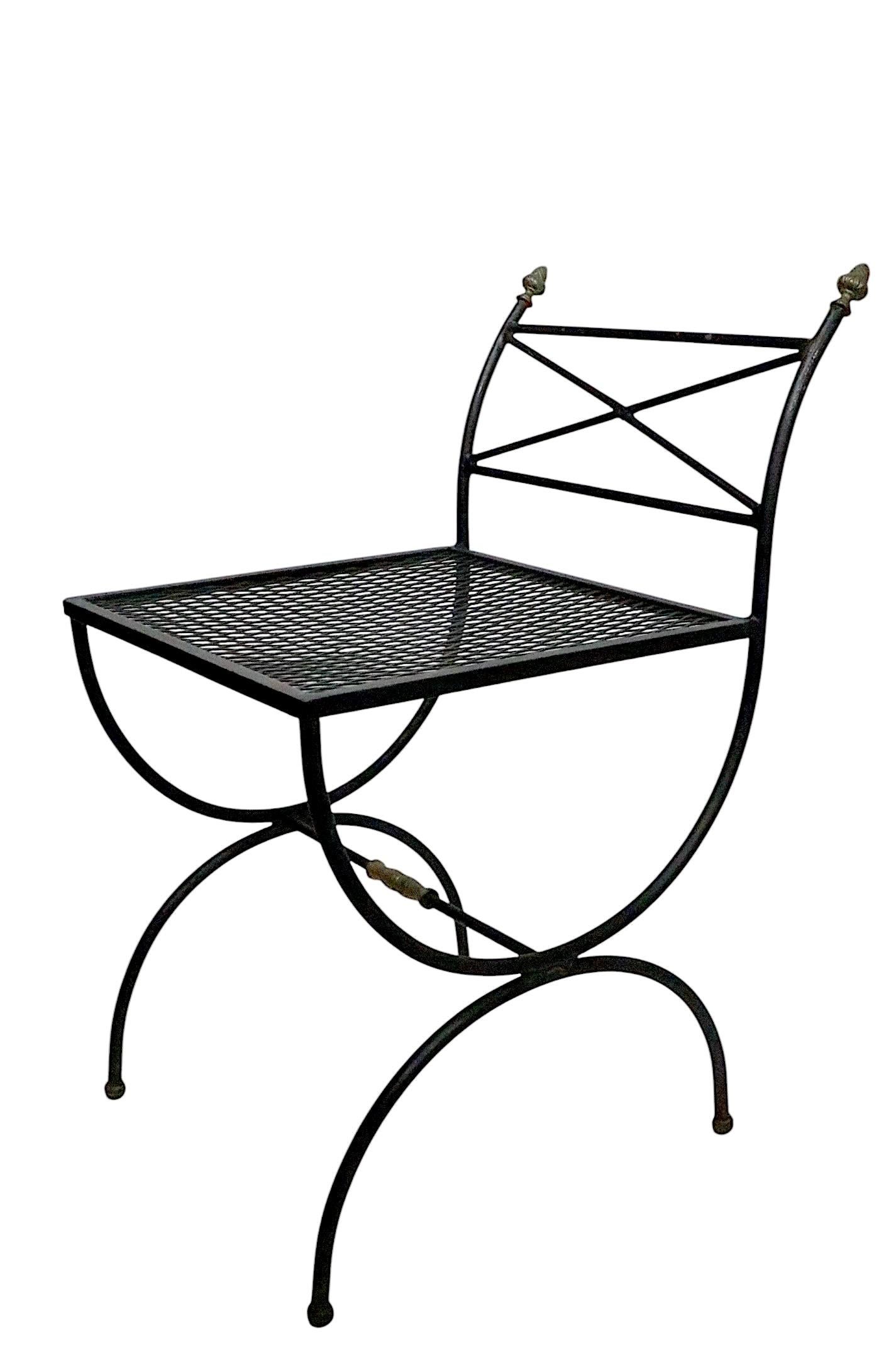 Coppia assemblata di piccole sedie in ferro battuto neo-classiche Hollywood Regency in vendita 12