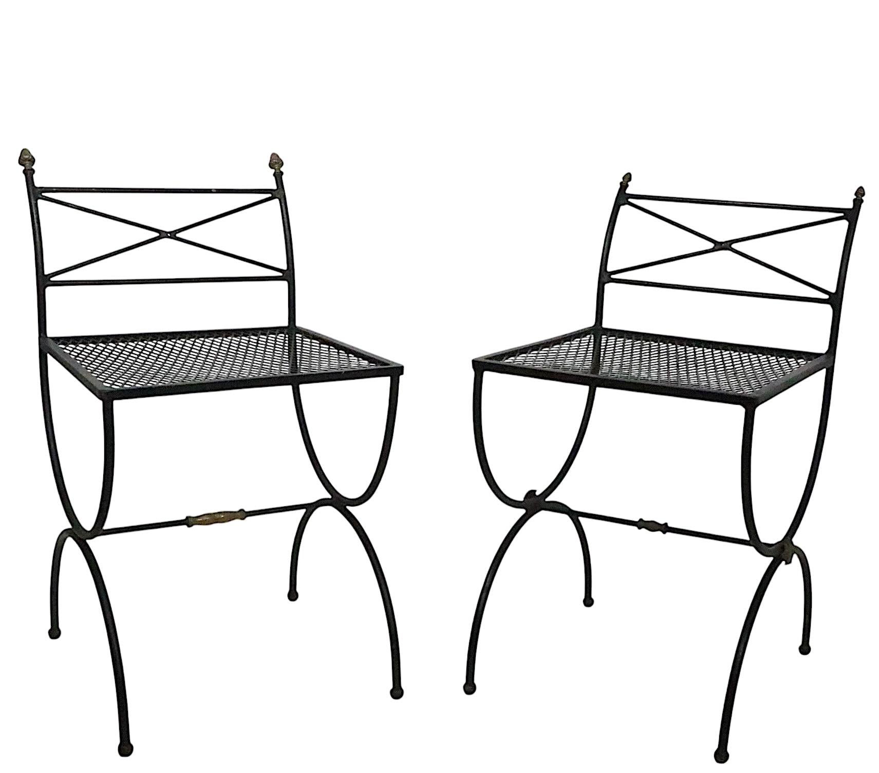 Coppia assemblata di piccole sedie in ferro battuto neo-classiche Hollywood Regency in vendita 13