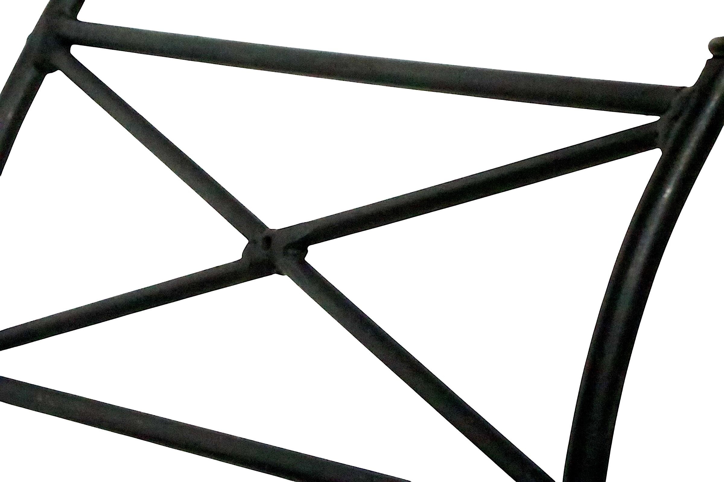 Due piccole sedie da boudoir in ferro battuto e ottone, in stile neo classico. Le due sedie sono molto simili, ma non sono abbinate. In particolare, gli elementi decorativi in ottone sono leggermente diversi, vedi le immagini. 
 In offerta e al
