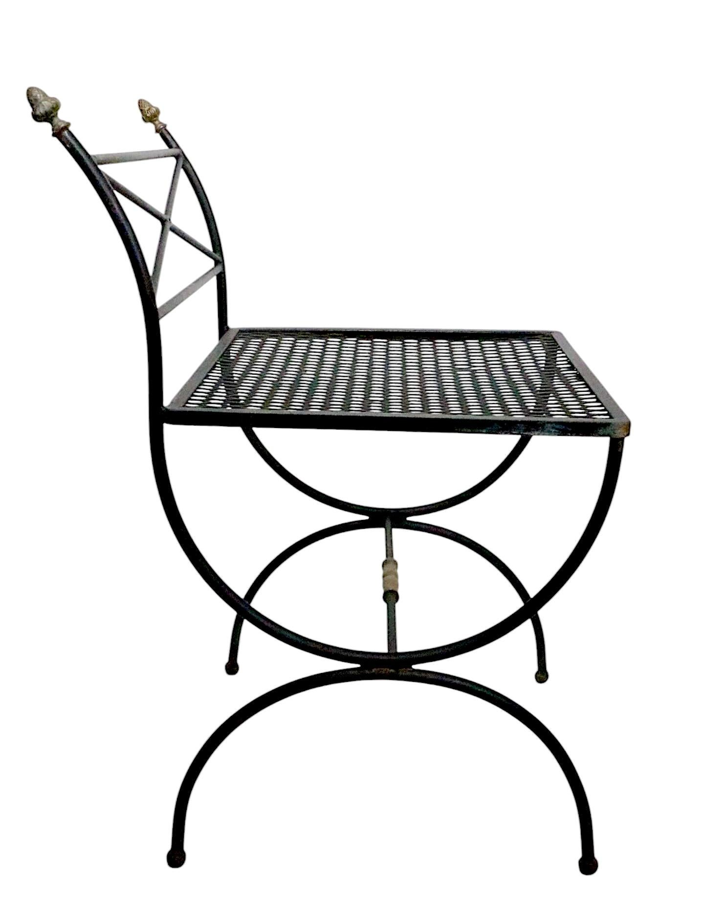 Coppia assemblata di piccole sedie in ferro battuto neo-classiche Hollywood Regency in vendita 14