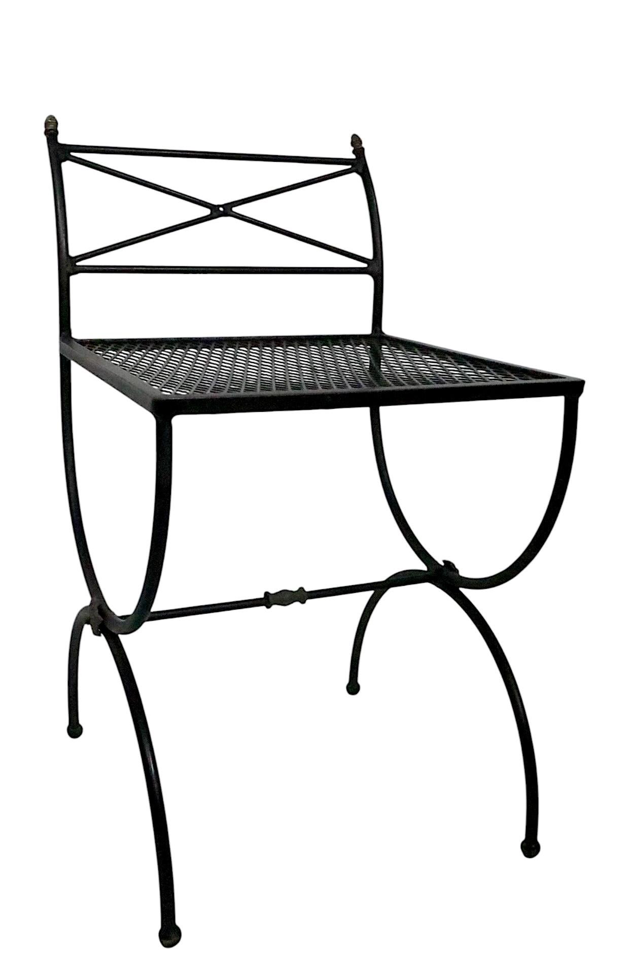 Americano Coppia assemblata di piccole sedie in ferro battuto neo-classiche Hollywood Regency in vendita