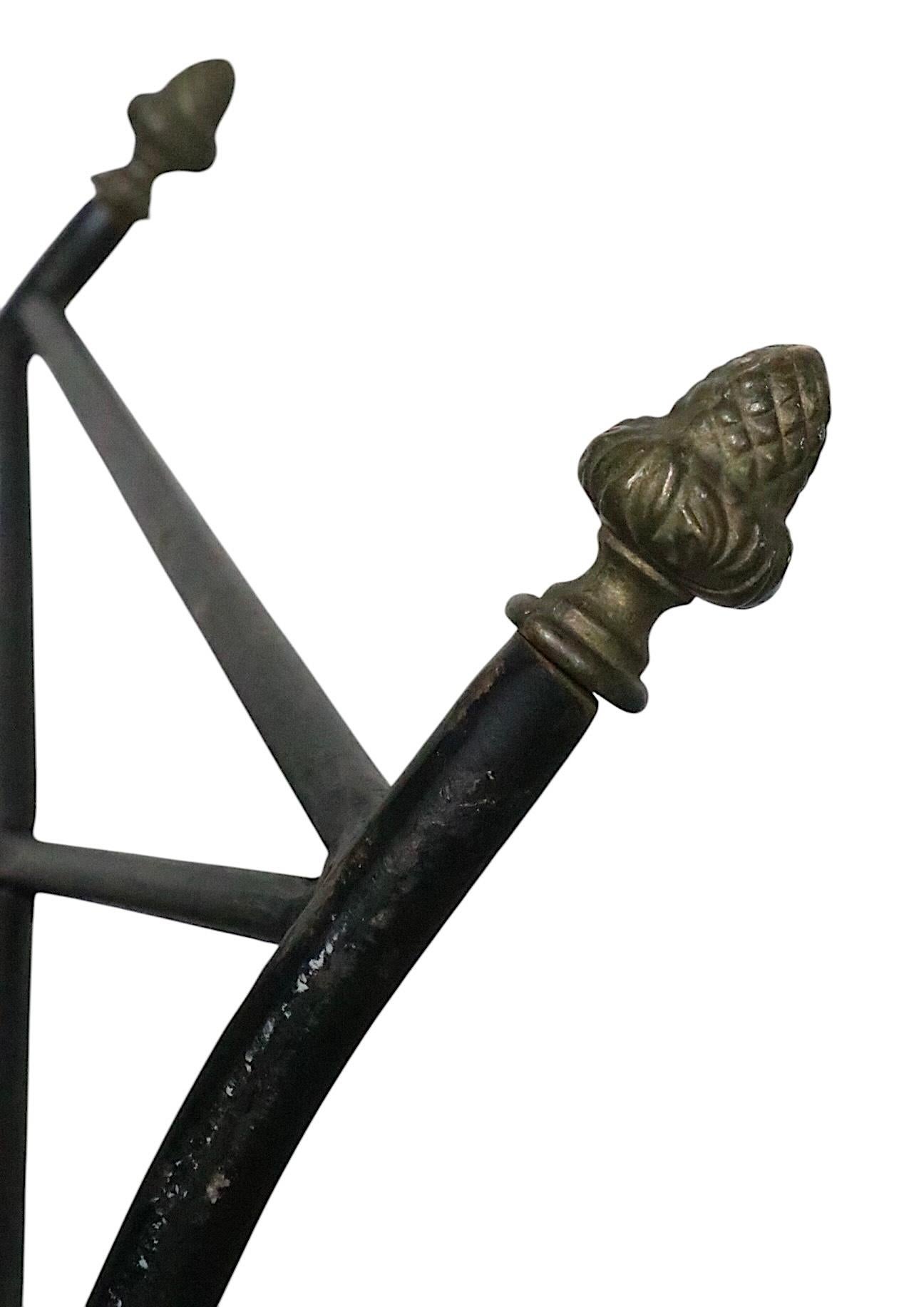 Ottone Coppia assemblata di piccole sedie in ferro battuto neo-classiche Hollywood Regency in vendita