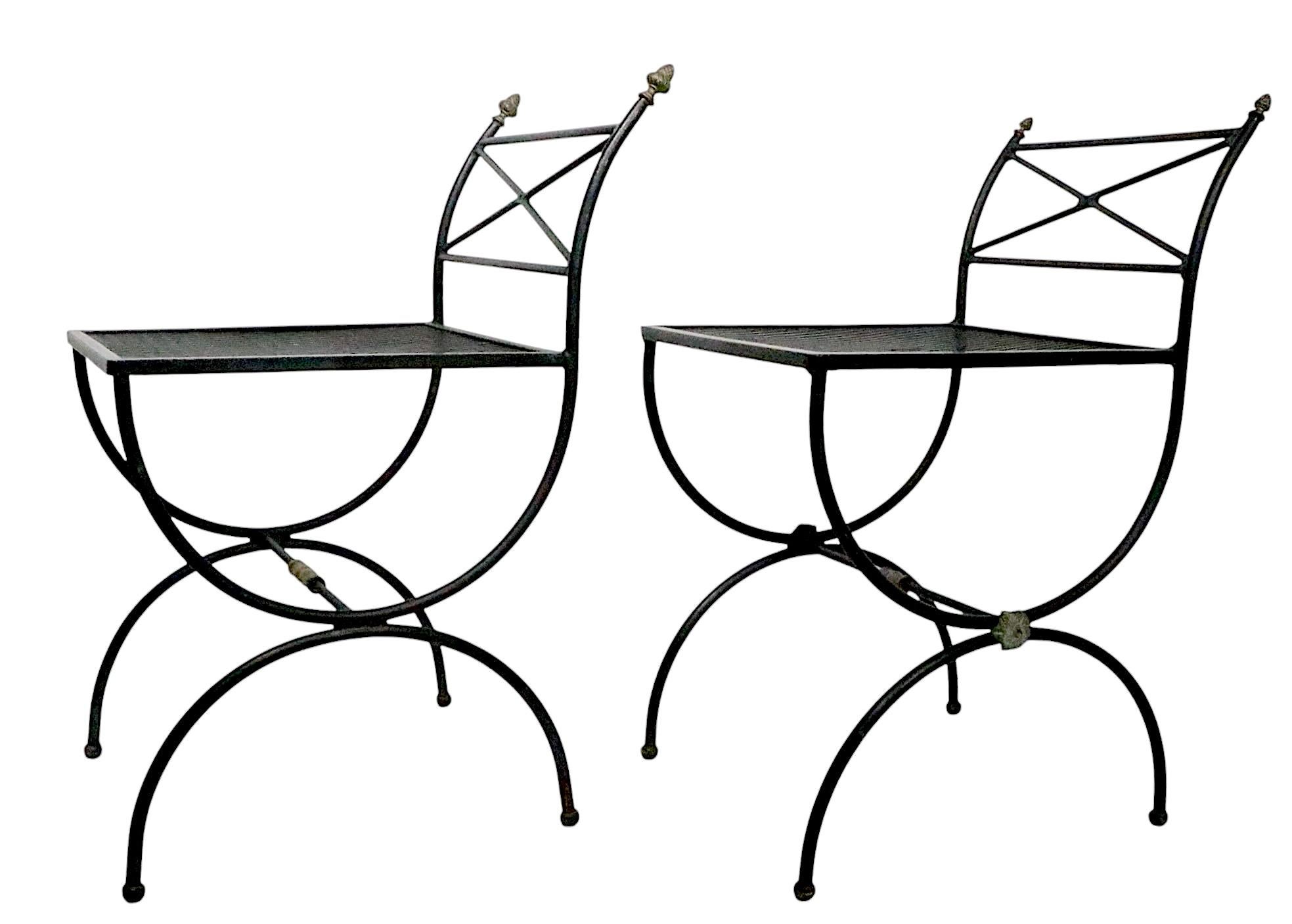 Coppia assemblata di piccole sedie in ferro battuto neo-classiche Hollywood Regency in vendita 1