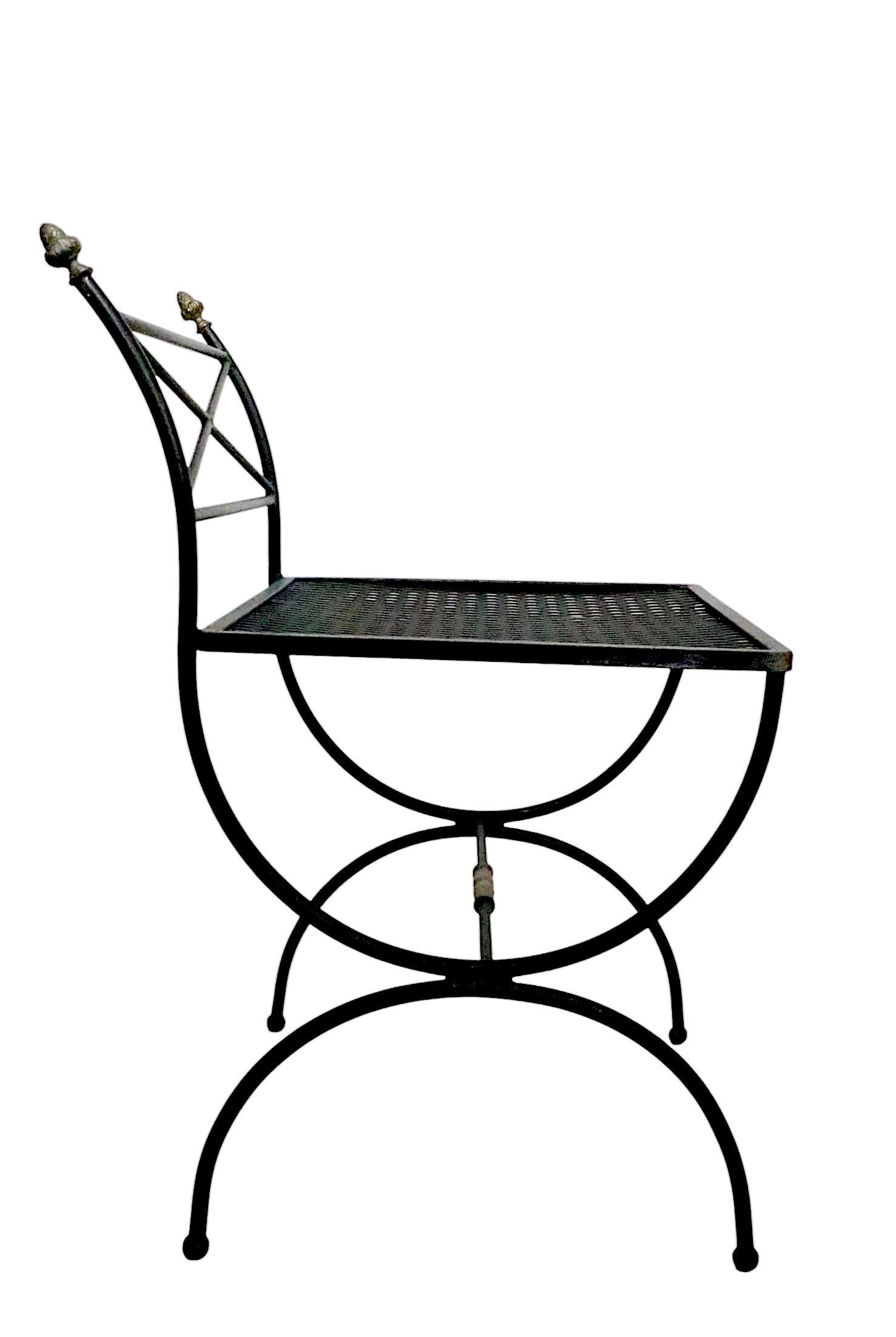Coppia assemblata di piccole sedie in ferro battuto neo-classiche Hollywood Regency in vendita 2