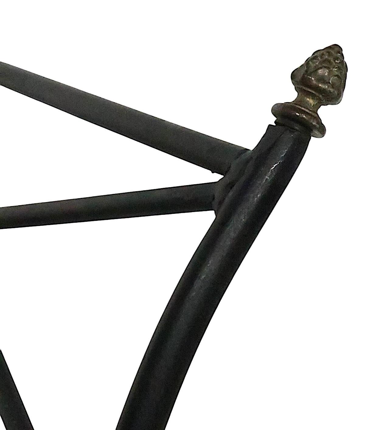 Coppia assemblata di piccole sedie in ferro battuto neo-classiche Hollywood Regency in vendita 3