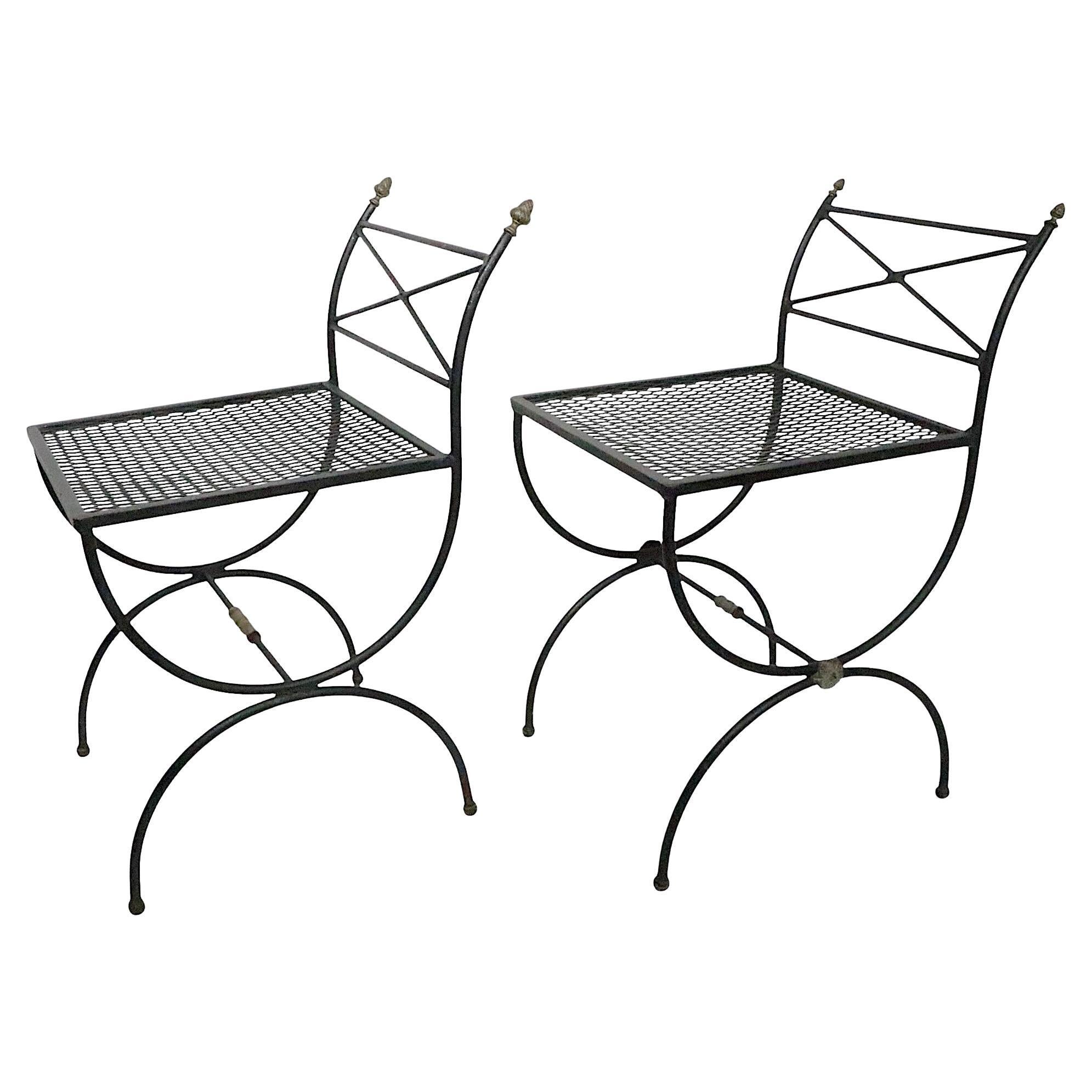Coppia assemblata di piccole sedie in ferro battuto neo-classiche Hollywood Regency in vendita