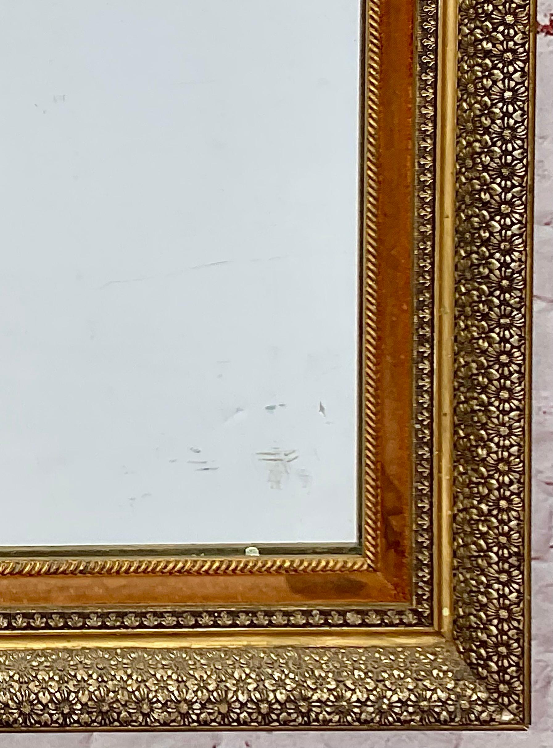Classico americano Coppia di specchi da parete con cornice dorata, rifiniture in terra di Siena e bordo floreale in vendita