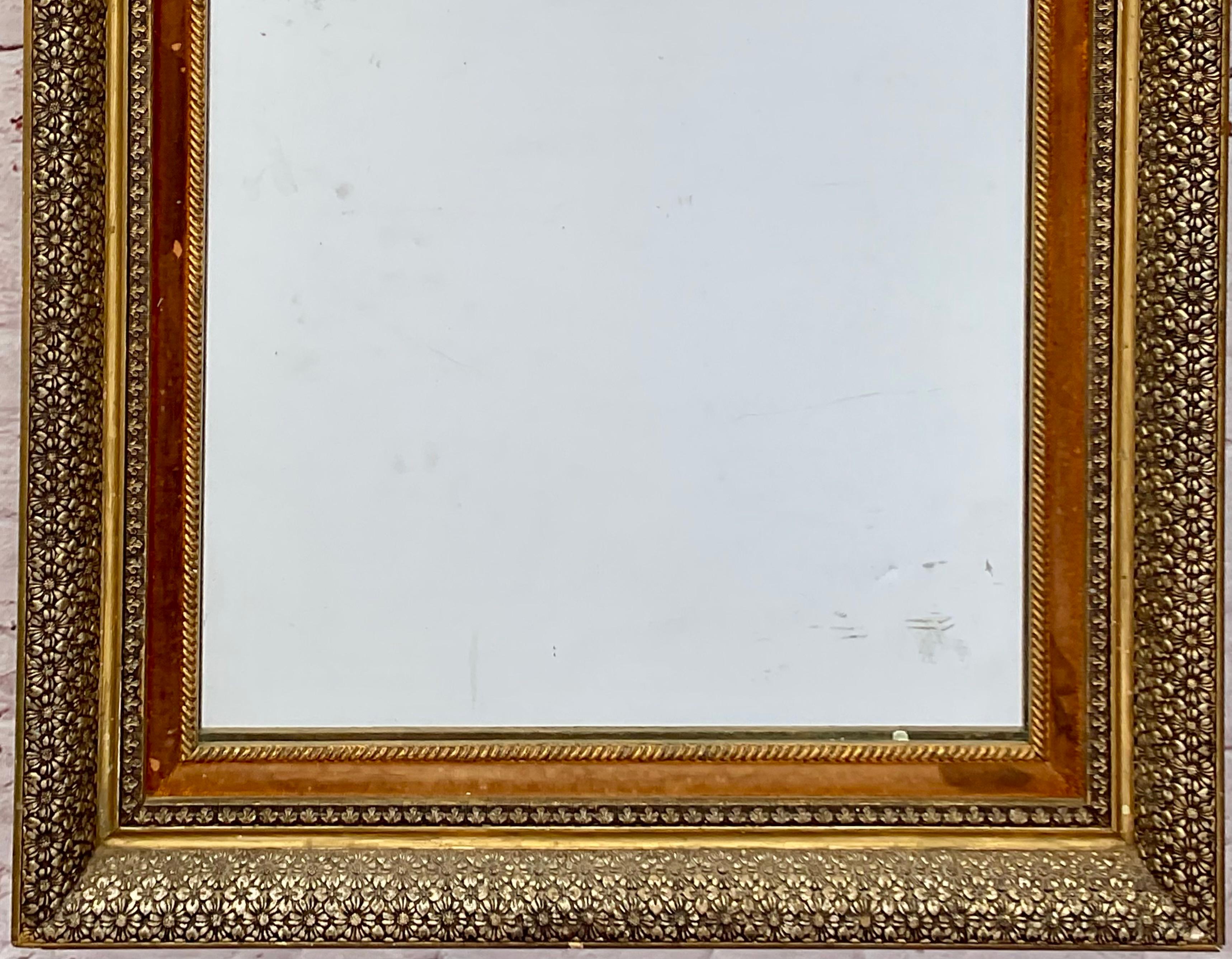 Americano Coppia di specchi da parete con cornice dorata, rifiniture in terra di Siena e bordo floreale in vendita