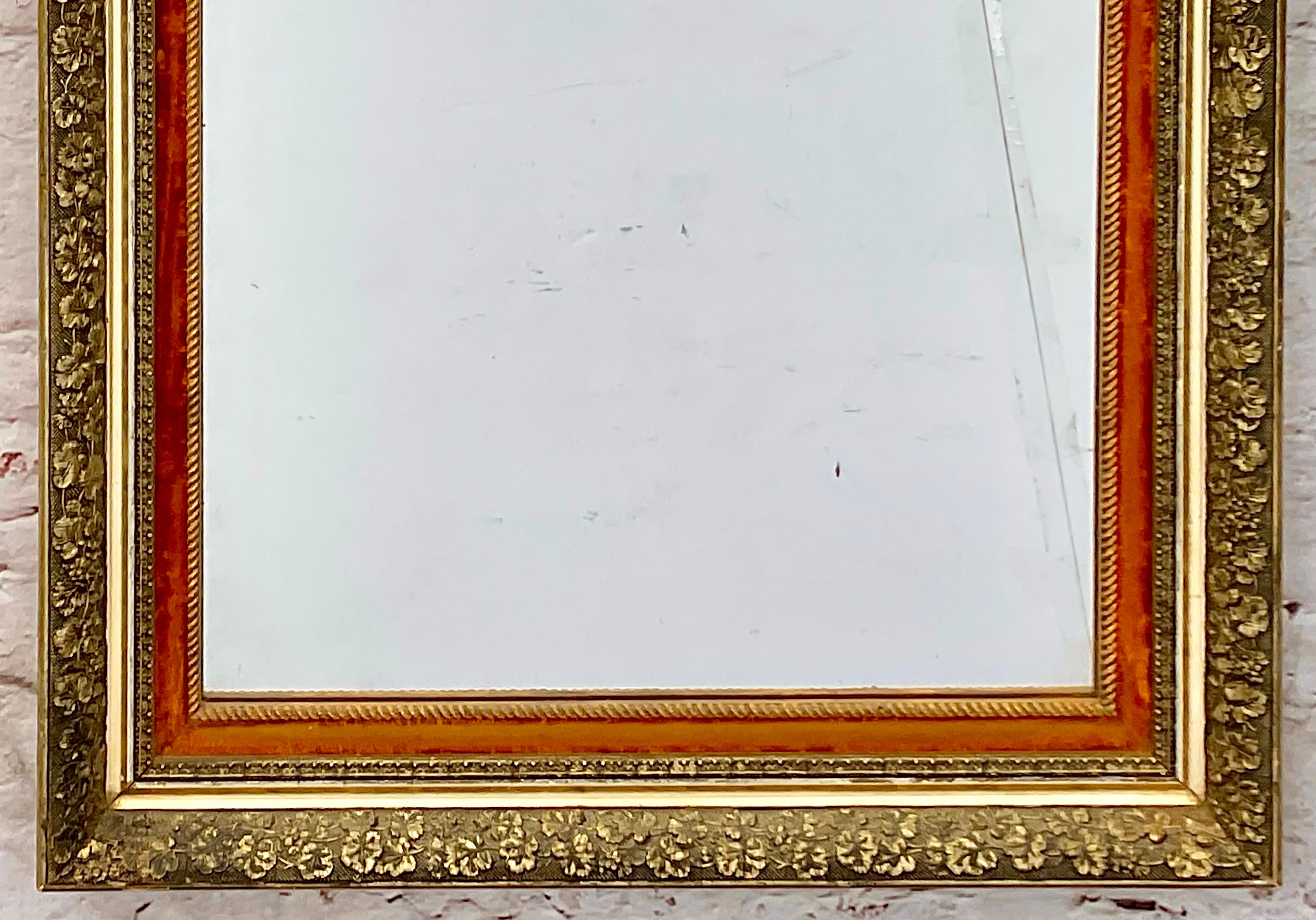 XX secolo Coppia di specchi da parete con cornice dorata, rifiniture in terra di Siena e bordo floreale in vendita