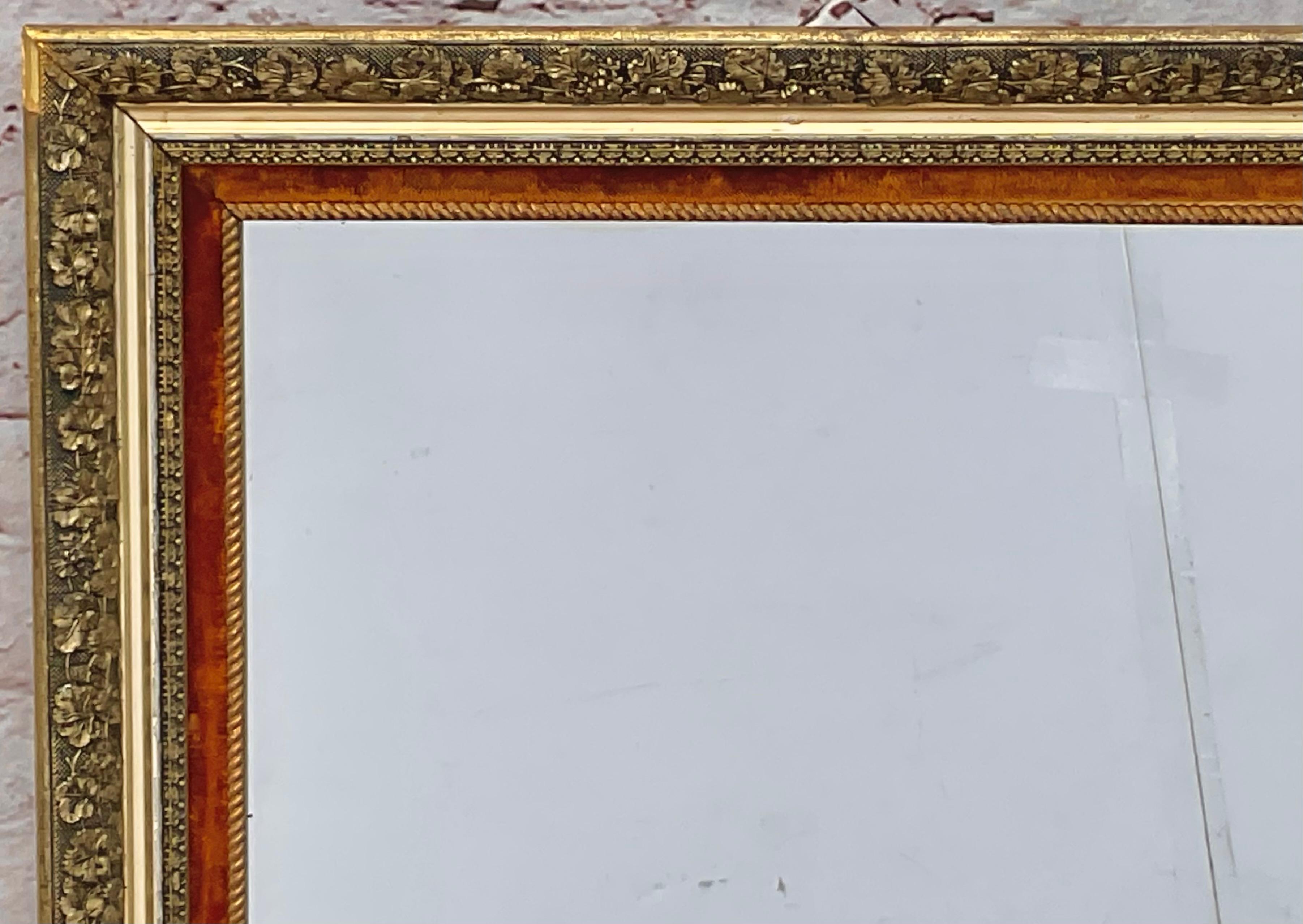 Specchio Coppia di specchi da parete con cornice dorata, rifiniture in terra di Siena e bordo floreale in vendita