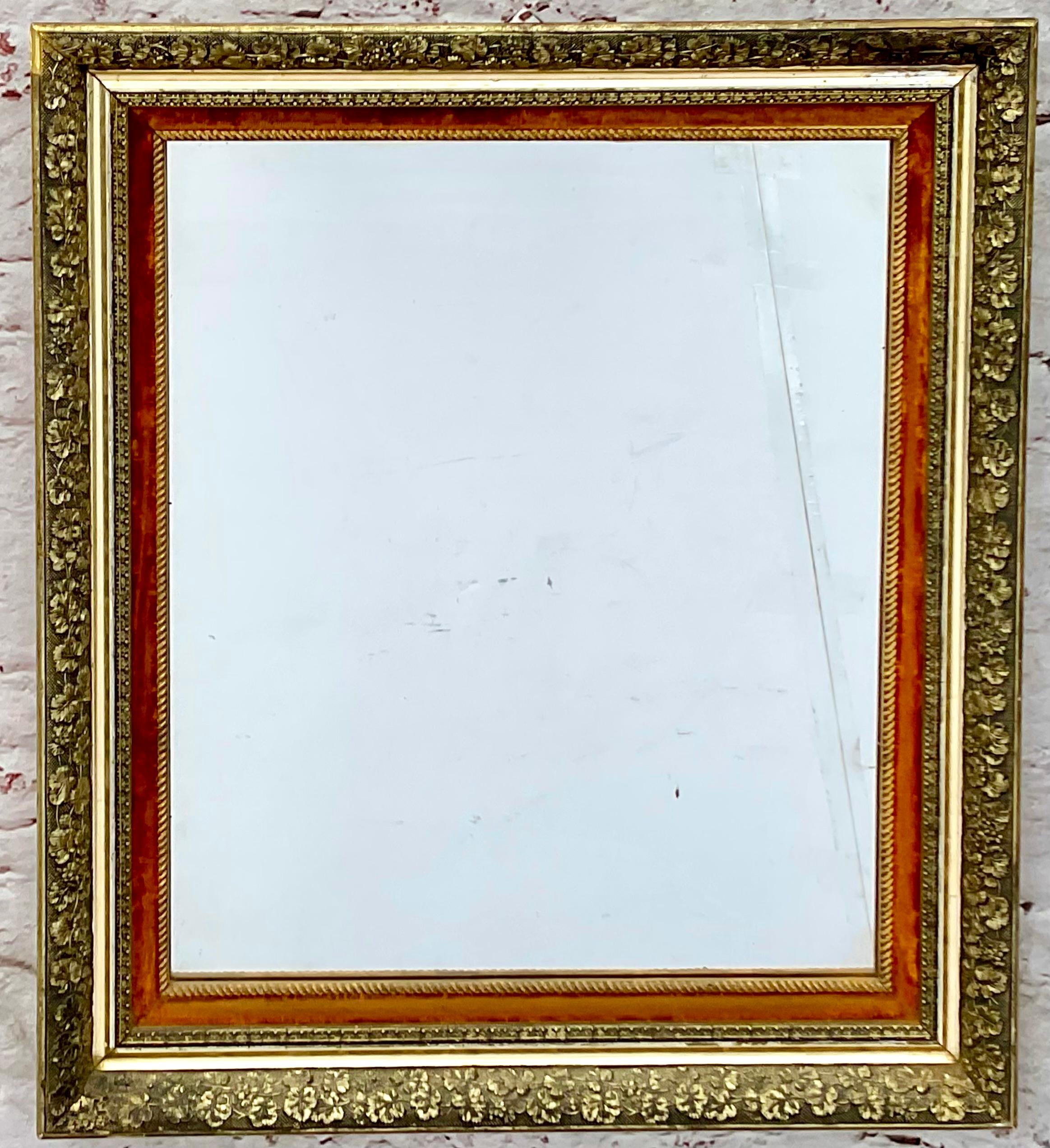 Coppia di specchi da parete con cornice dorata, rifiniture in terra di Siena e bordo floreale in vendita 1