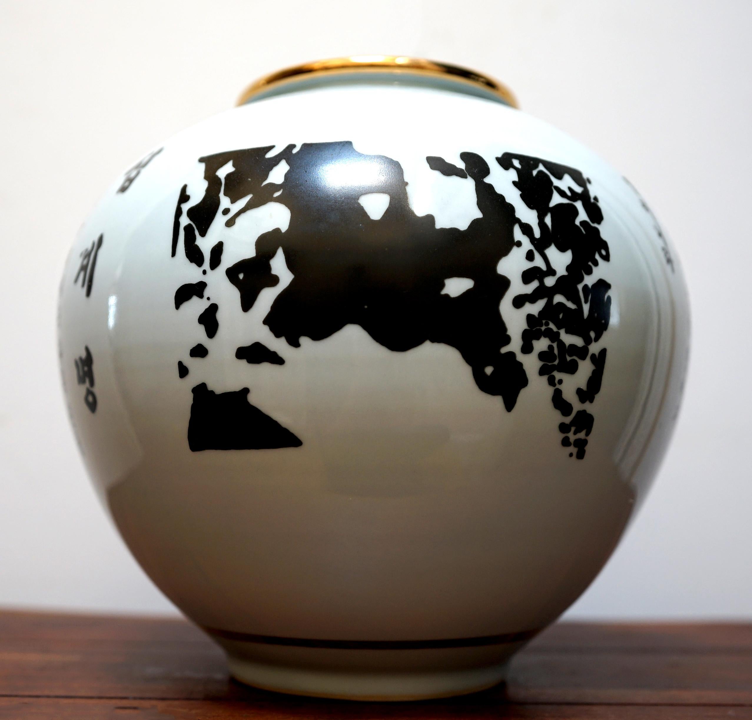 Cette paire assemblée présente deux vases en porcelaine d'Asie orientale - l'un japonais, l'autre coréen - chacun étant une expression magistrale de l'art de la céramique du XXe siècle, mêlant tradition et modernité.
Le plus petit vase, fabriqué par