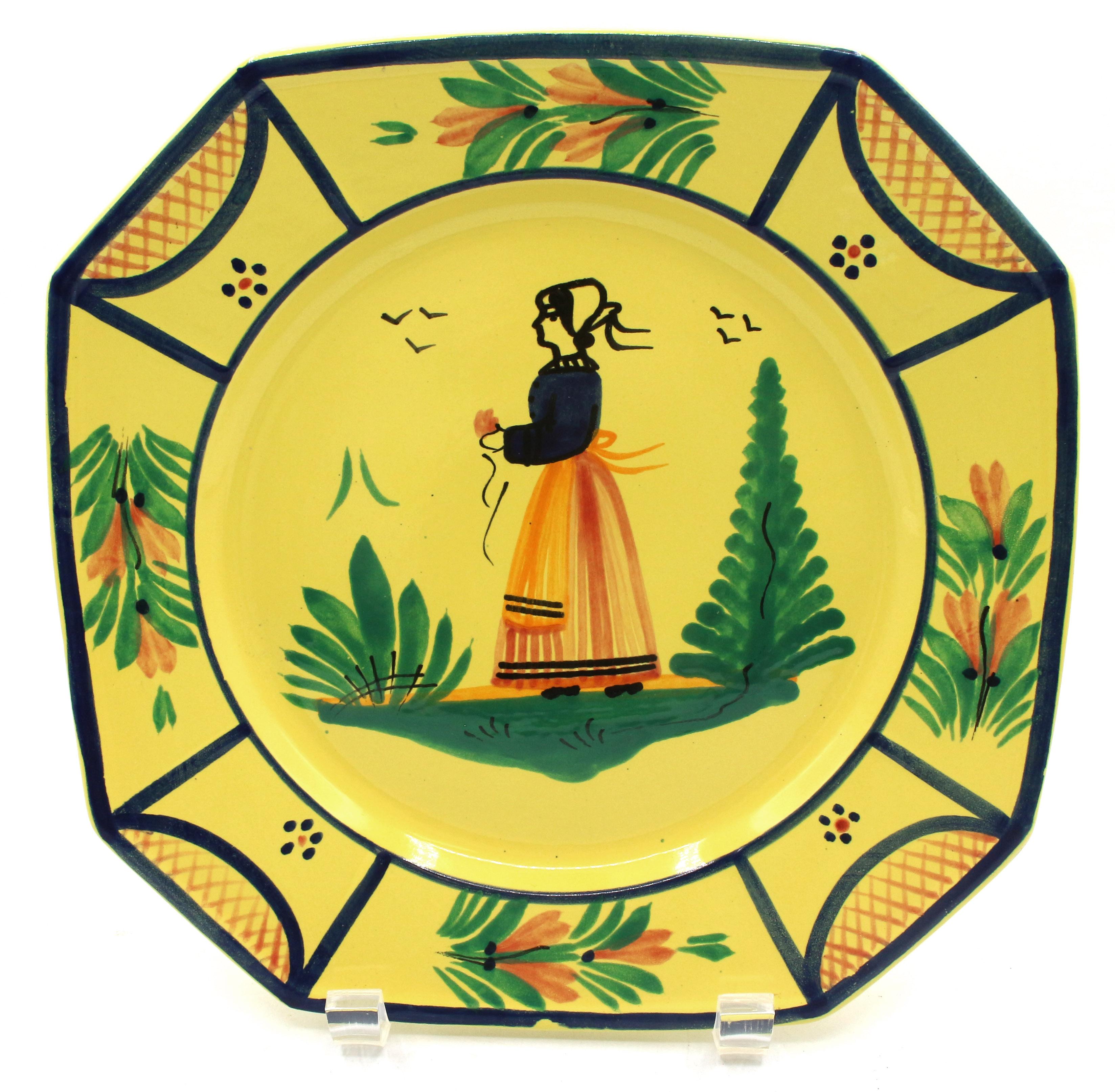 Country Paire de grandes assiettes octogonales Quimper à fond jaune, fin du 20e siècle en vente