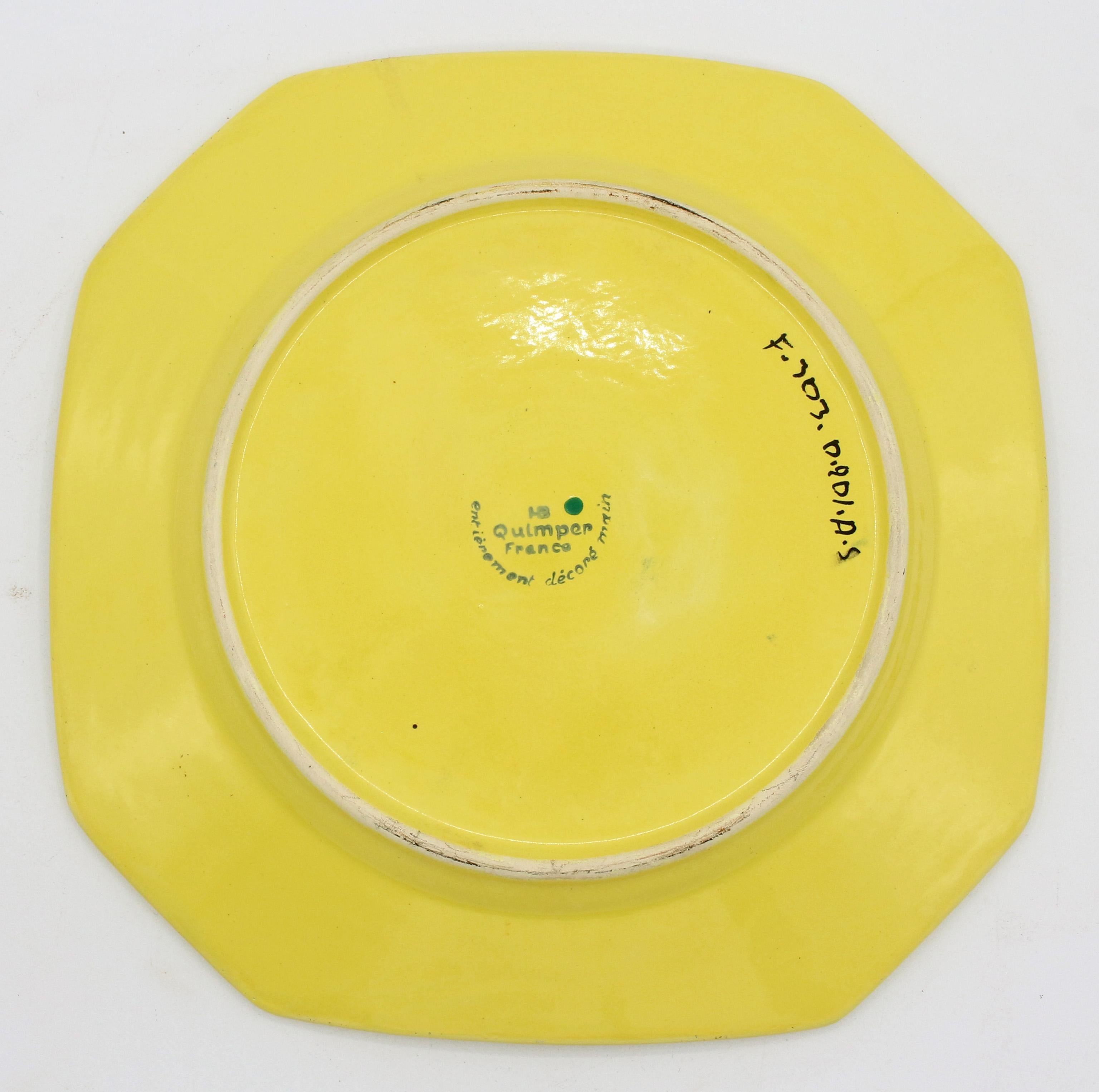 Céramique Paire de grandes assiettes octogonales Quimper à fond jaune, fin du 20e siècle en vente