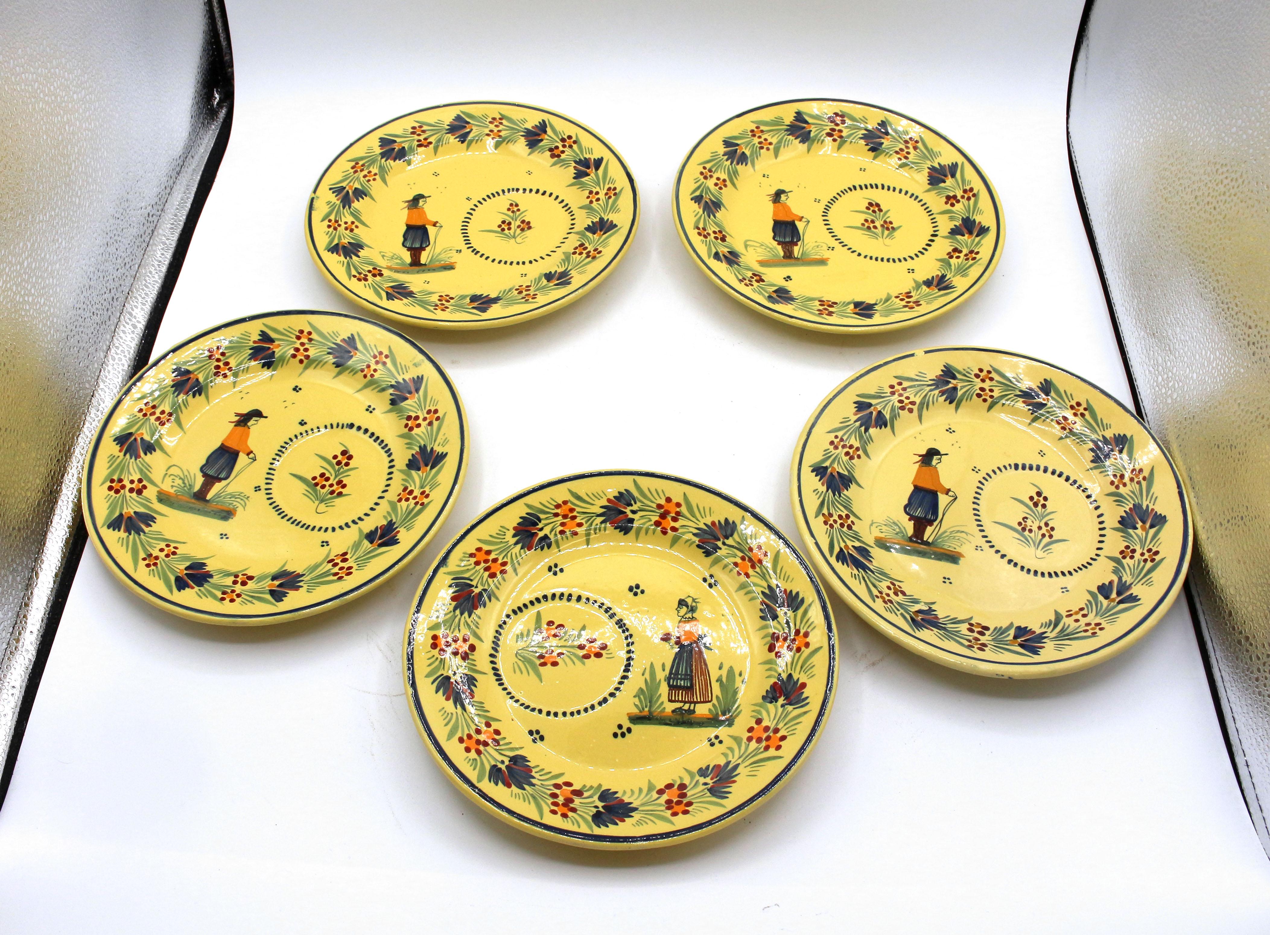 Ensemble de 4 tasses et 5 assiettes à sandwich, A.I.C., c.1950. Henriot Quimper, 1922-68 marques. Figures en habits traditionnels bretons sur fond jaune.
Plaques de 8