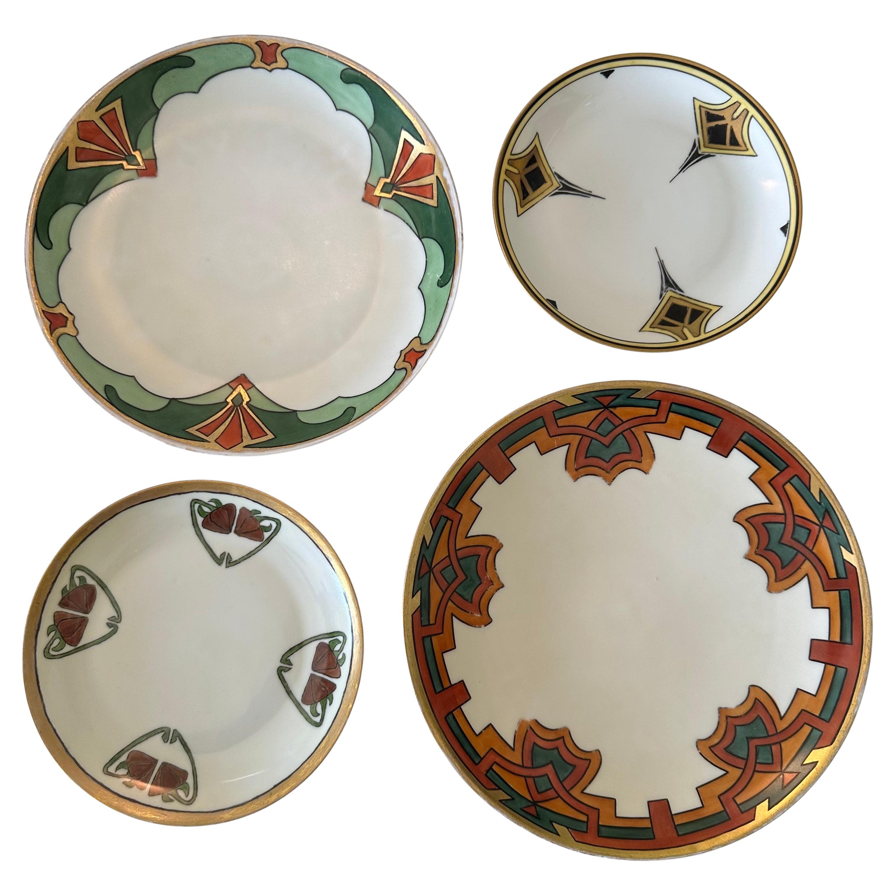 Ensemble assemblée d'assiettes anciennes en porcelaine Art déco peintes à la main en vente