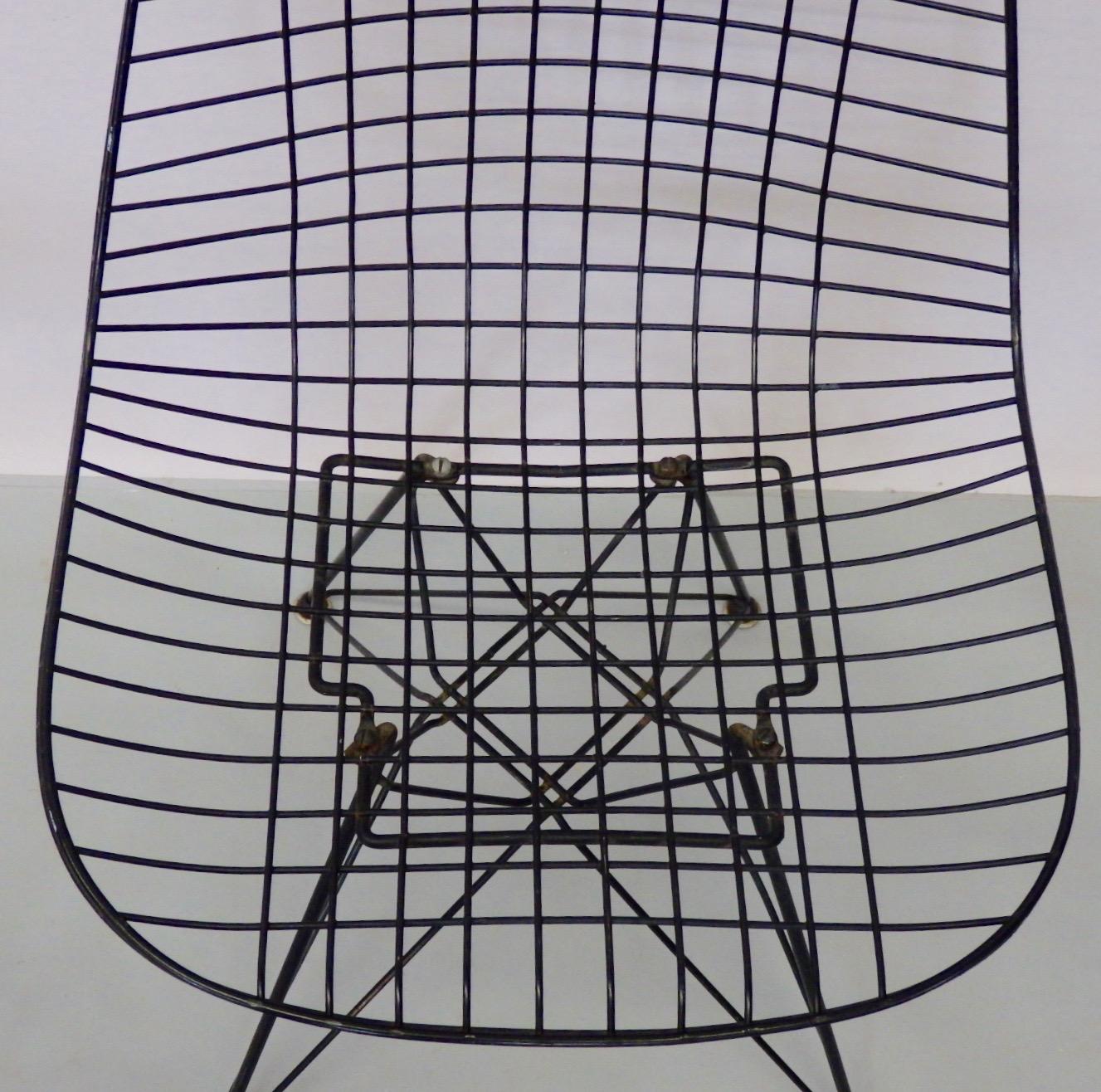 Satz von vier Eames für Herman Miller DKR Wire Chairs auf Eiffelfüßen im Zustand „Gut“ in Ferndale, MI