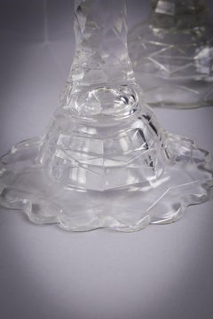 Juego ensamblado de seis candeleros angloirlandeses de cristal facetado, hacia 1830