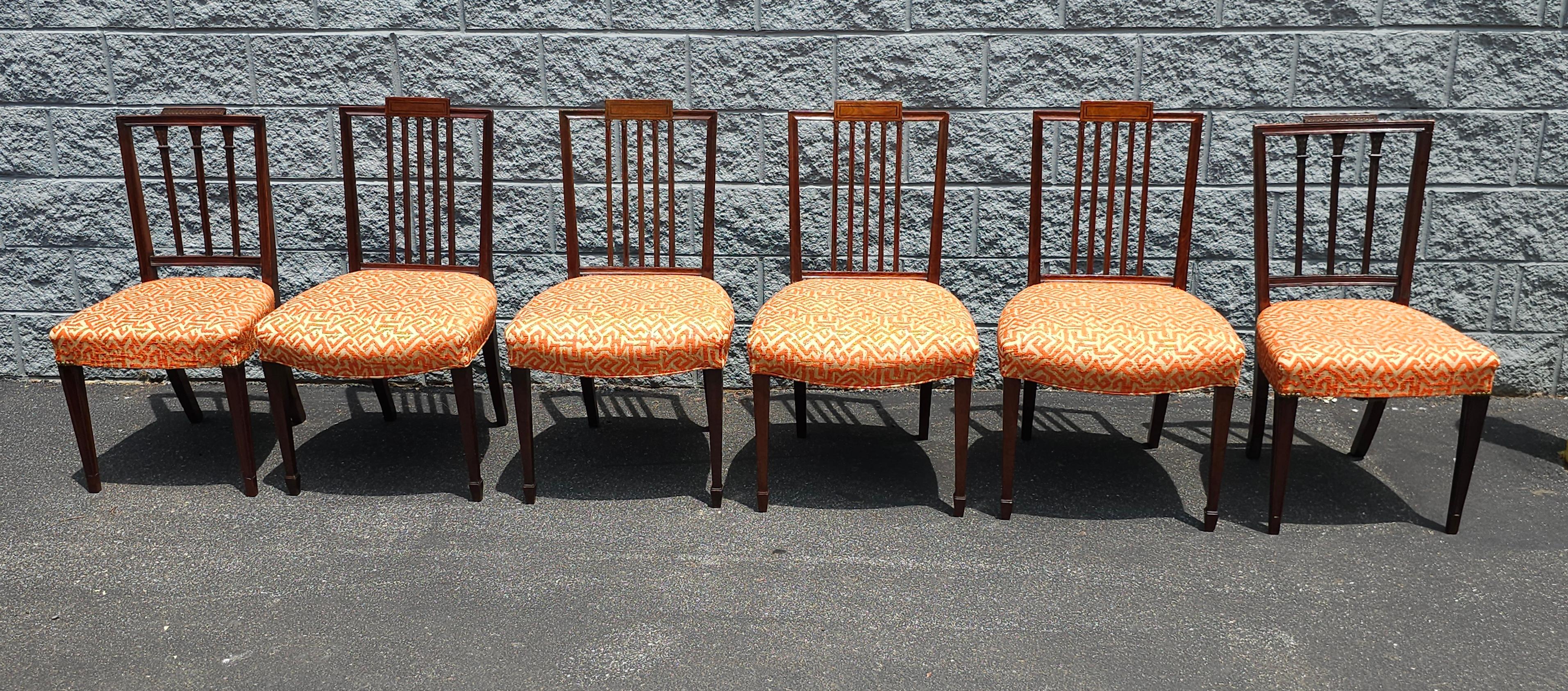 Uno squisito set di sei sedie da pranzo assemblate in stile Feder con raffinati intagli e intarsi in mogano imbottito. Con tappezzeria arancione e beige di qualità. Misure:
1) Le 4 sedie più grandi misurano 21