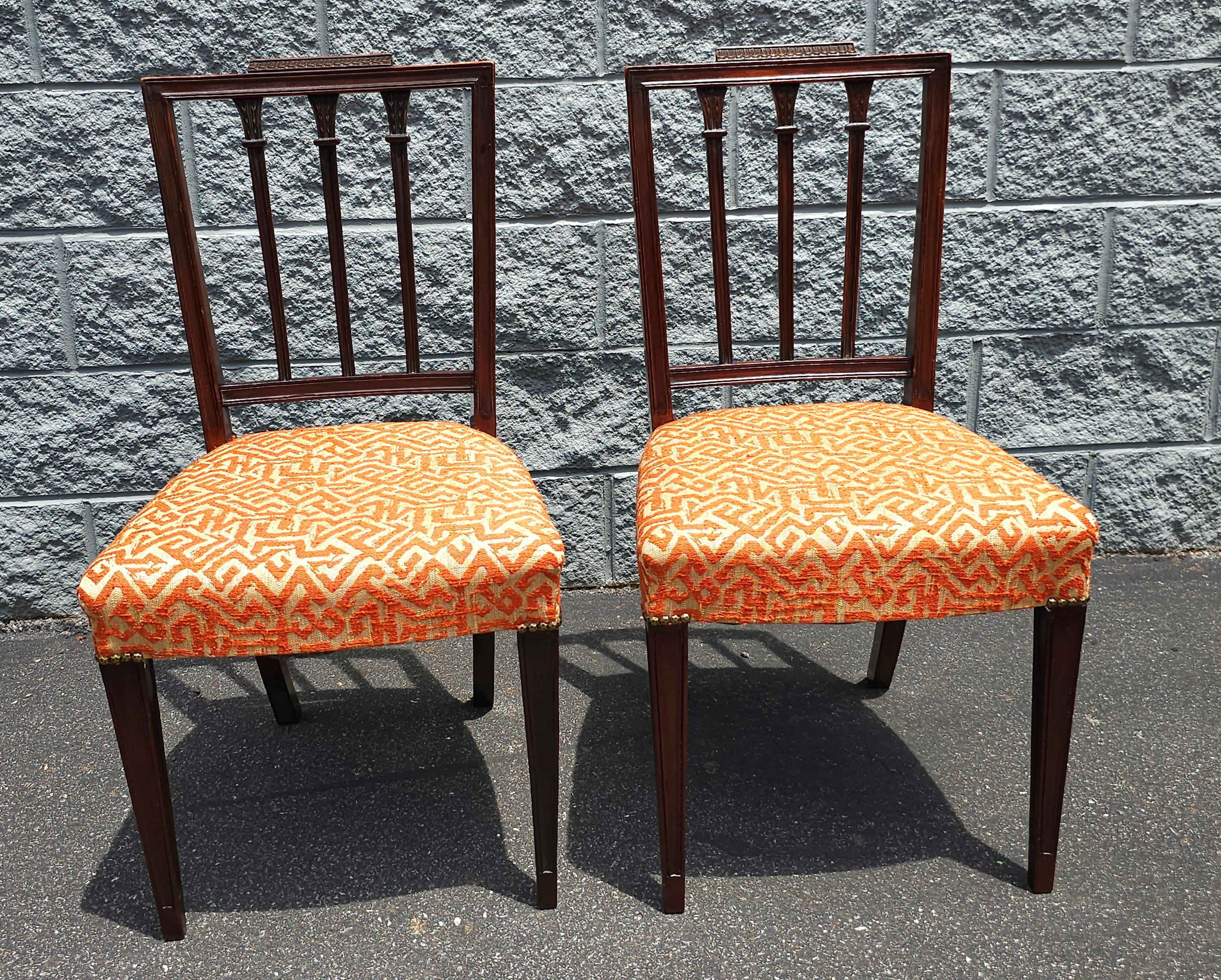 Set assemblato di sei sedie da pranzo imbottite in mogano in stile Feder in vendita 1