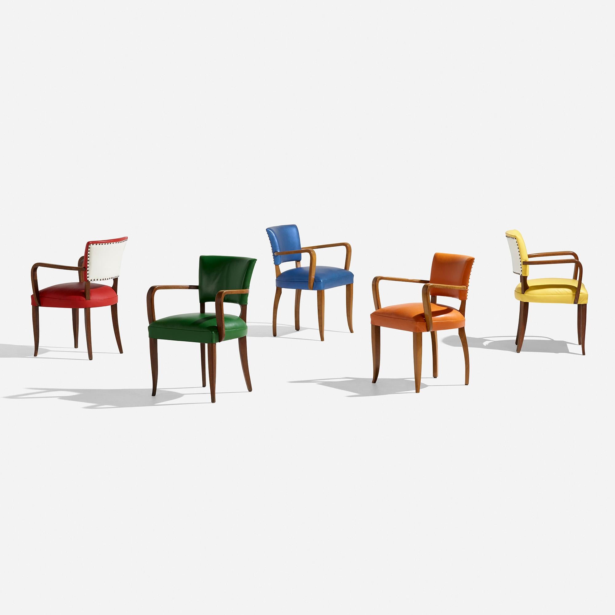 Matériau : cuir, chêne, acajou, cerise, punaises

Taille : 32,75 L × 22,5 P × 22,5 H en pouces.