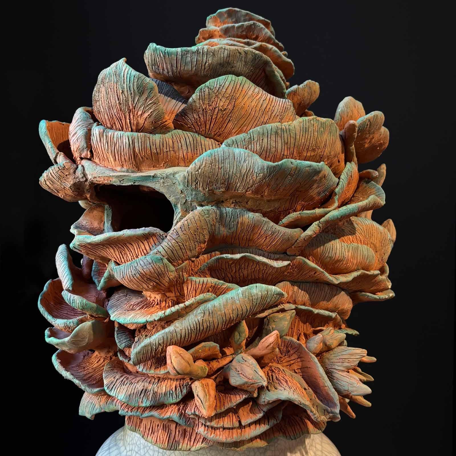 Sperimenta nuove forme con la terra rossa di Ibiza, resine, assemblaggi, forme e colori.

Da tempo avevo il desiderio di lavorare con l'argilla e, vivendo a Ibiza durante l'inverno, sono stata attratta da questo meraviglioso materiale per