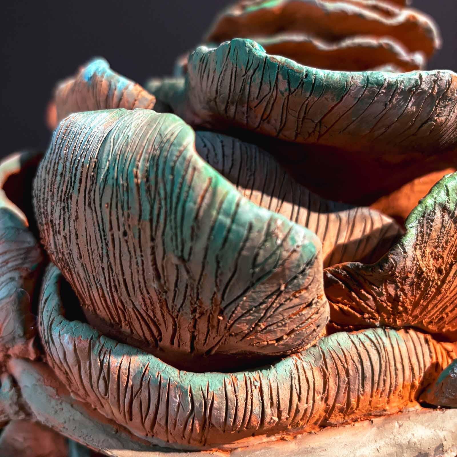 Spagnolo Assemblaggio di un vaso cinese d'epoca e di una scultura in terracotta di Manu Crotti in vendita