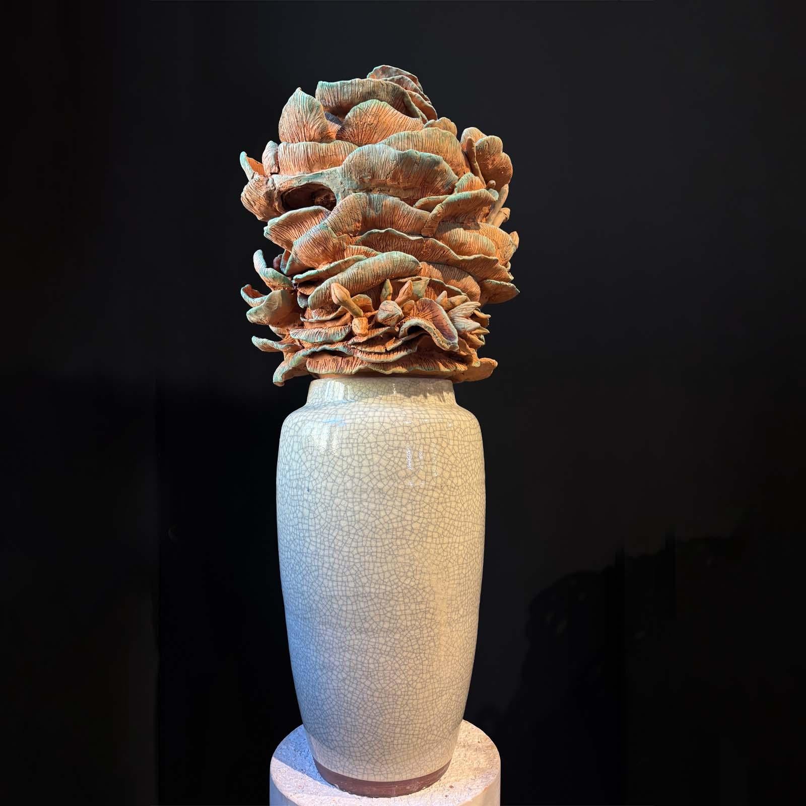 XXI secolo e contemporaneo Assemblaggio di un vaso cinese d'epoca e di una scultura in terracotta di Manu Crotti in vendita