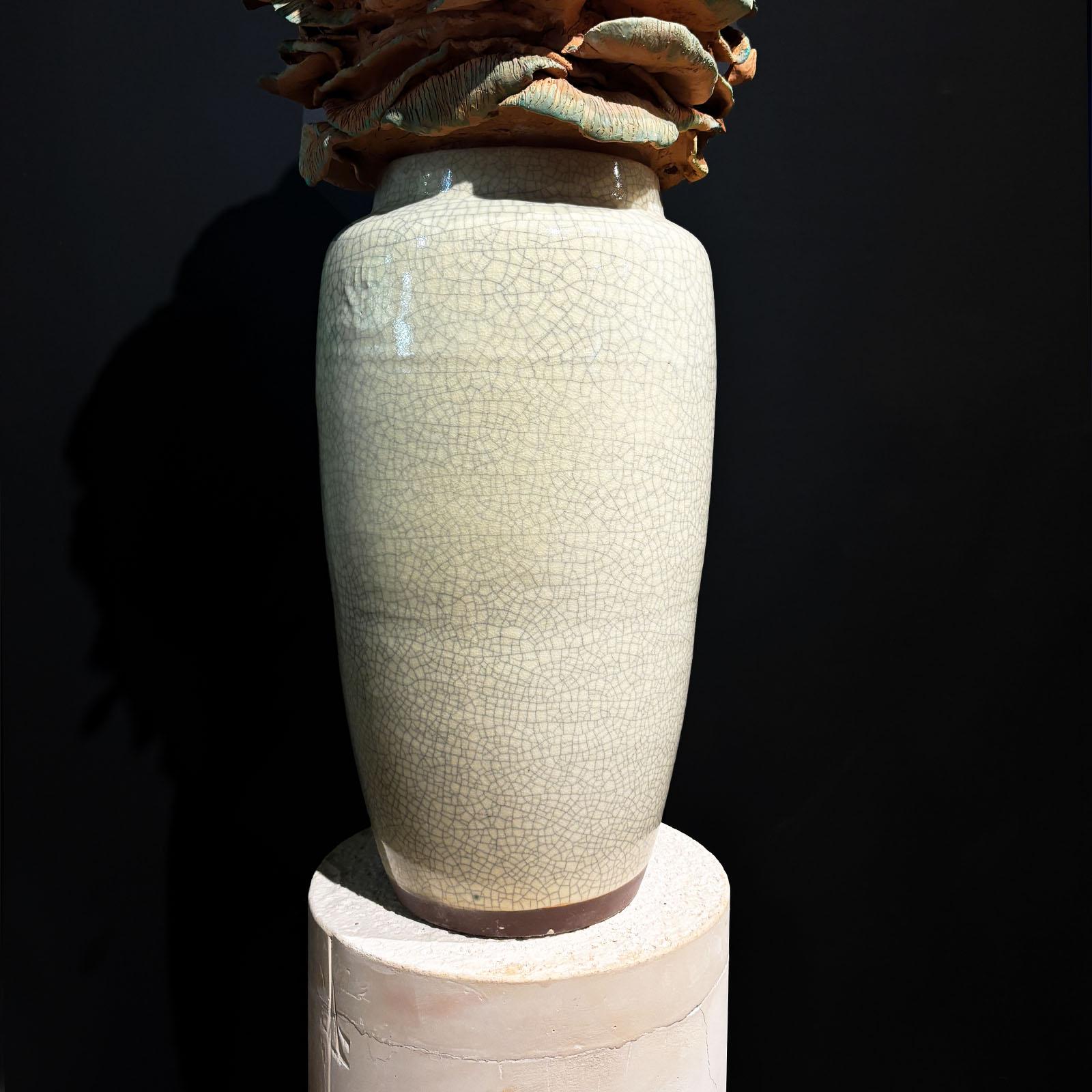 Terracotta Assemblaggio di un vaso cinese d'epoca e di una scultura in terracotta di Manu Crotti in vendita