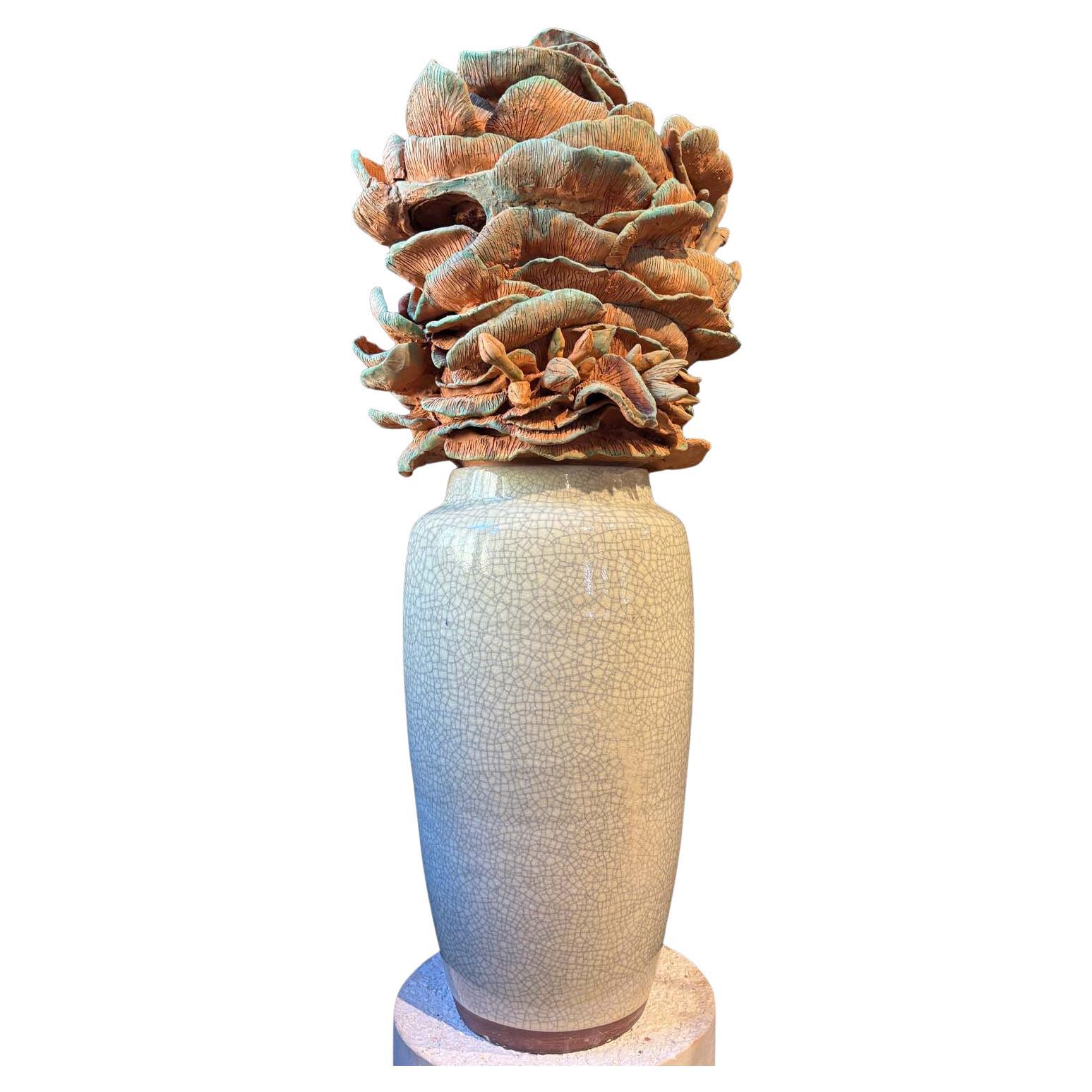 Assemblaggio di un vaso cinese d'epoca e di una scultura in terracotta di Manu Crotti