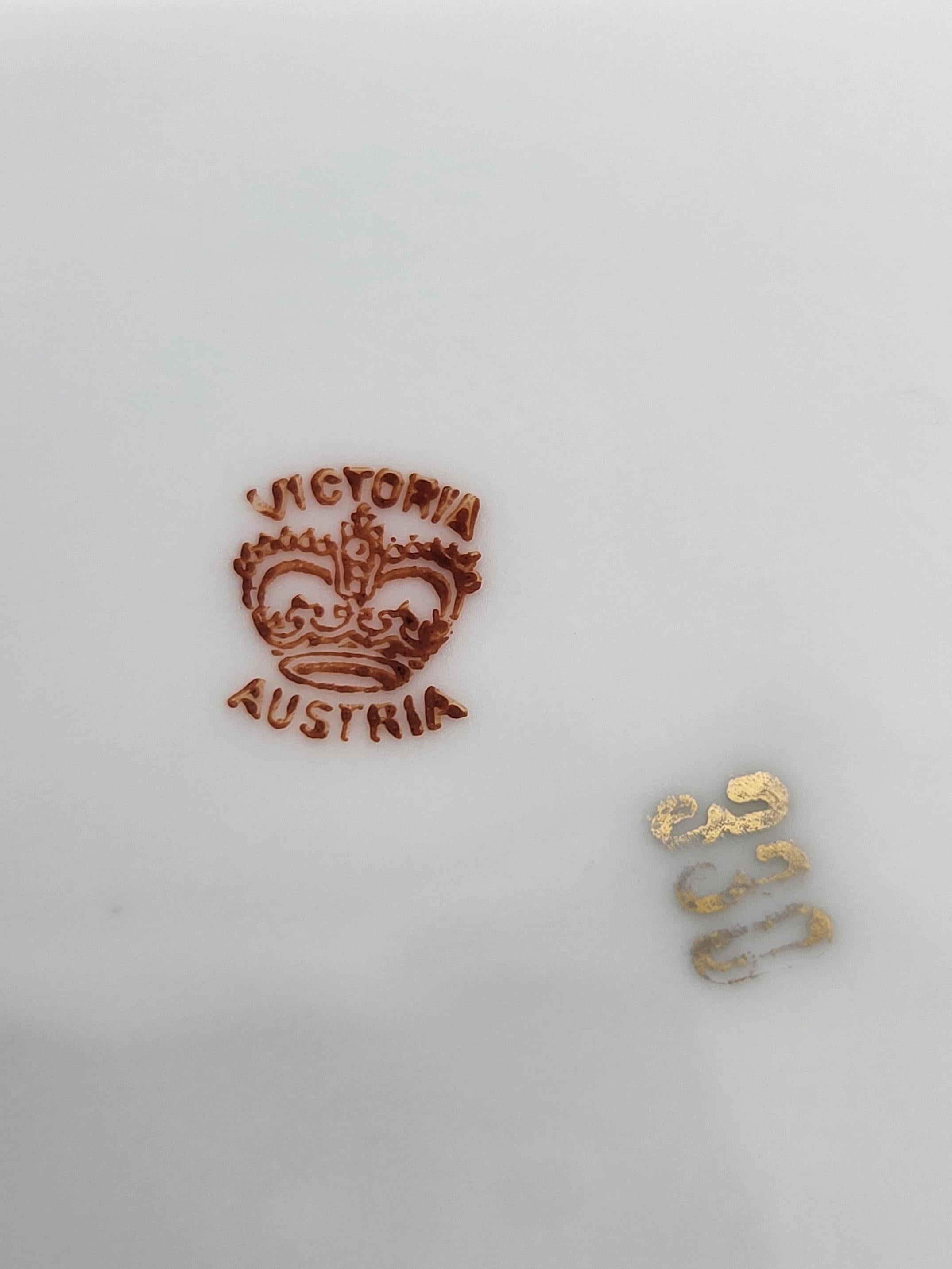  Assiette décorative Victoria Austria en porcelaine, embellie d'un magnifique motif mythologique réalisé à la main. Avec sa prédominance en bleu cobalt accentuée de détails en ou véritable, elle ajoute une note d'élégance et de sophistication à