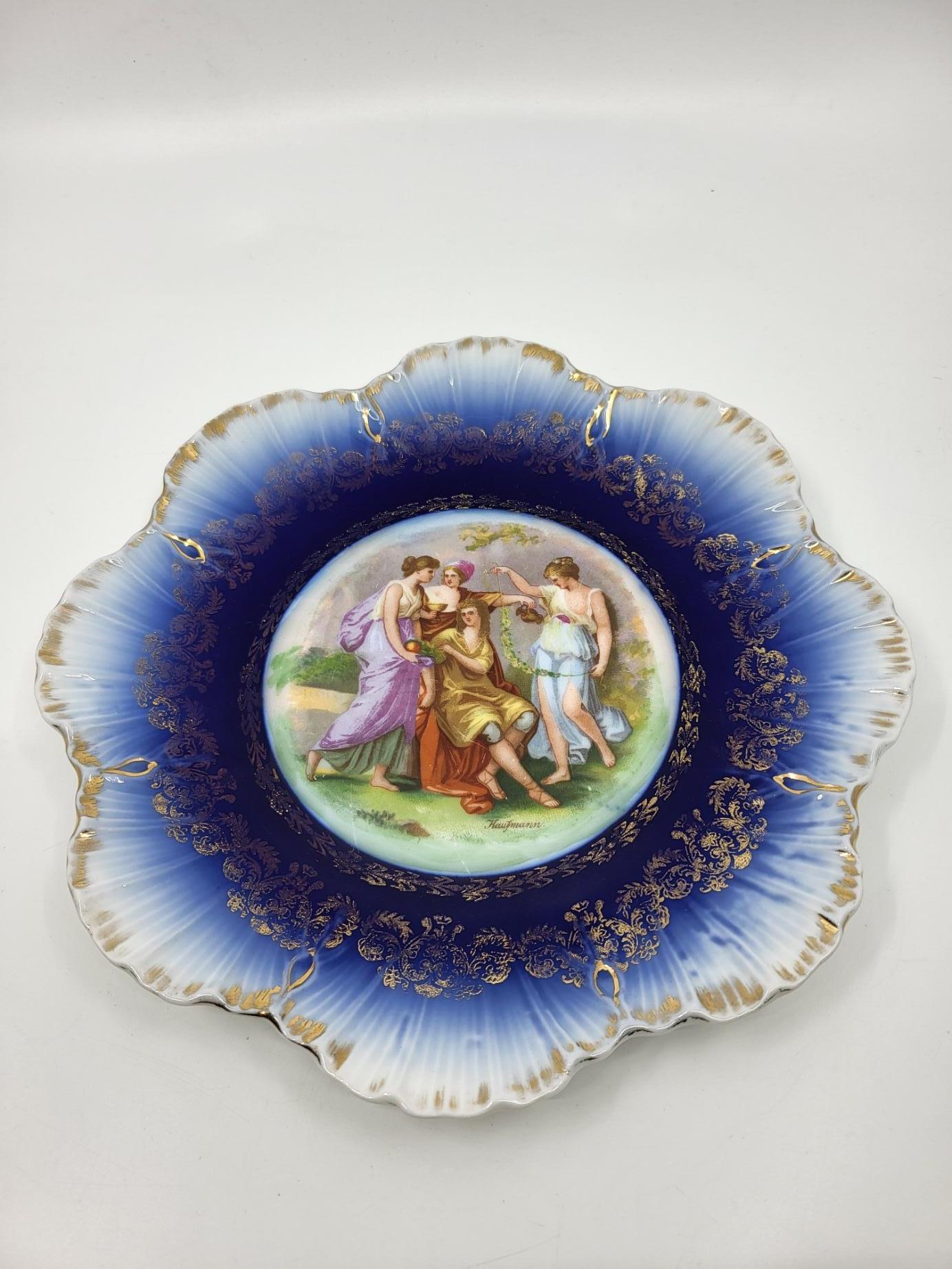  Deko-Assiette Victoria Austria aus Porzellan,  réalisé à la main. Mit seiner kobaltblauen Vorherrschaft und den Details in Echtleder verleiht er jeder Umgebung einen Hauch von Eleganz und Raffinesse. Ideal für Kunstliebhaber, Sammler oder um Ihrer