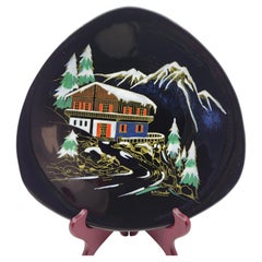 Assiette manufacture de Longwy décor chalet de montagne en céramique France 1940