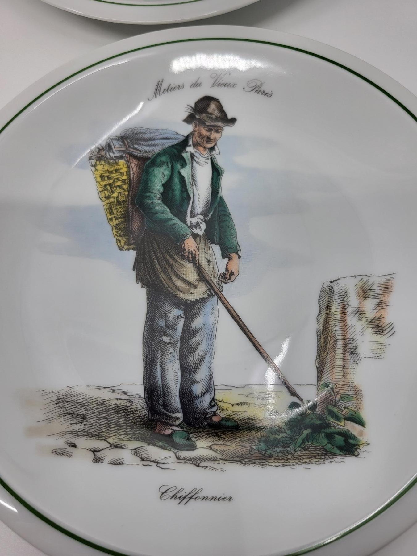 Questa collezione di assiette in porcellana francese evoca con finezza i vecchi mestieri parigini, immortalati nel tempo. Ogni assortimento rappresenta un mestiere emblematico, a cominciare dalla merce di sambuco, ispirata da una litografia di Carle