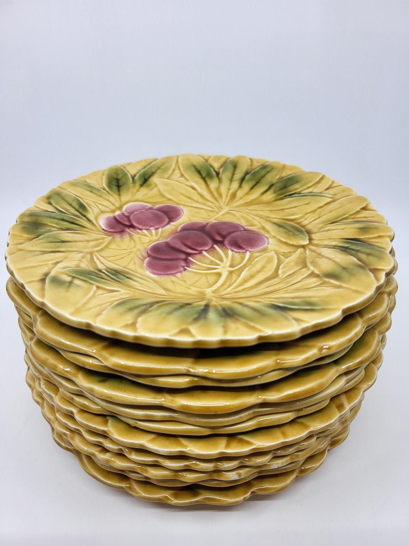 Cette magnifique collection de 11 assiettes à dessert en faïence barbotine de Sarreguemines en France, datant de l'époque vintage, est un ajout charmant à toute table. Chacune des assiettes présente un décor coloré de fruits, ajoutant une touche de