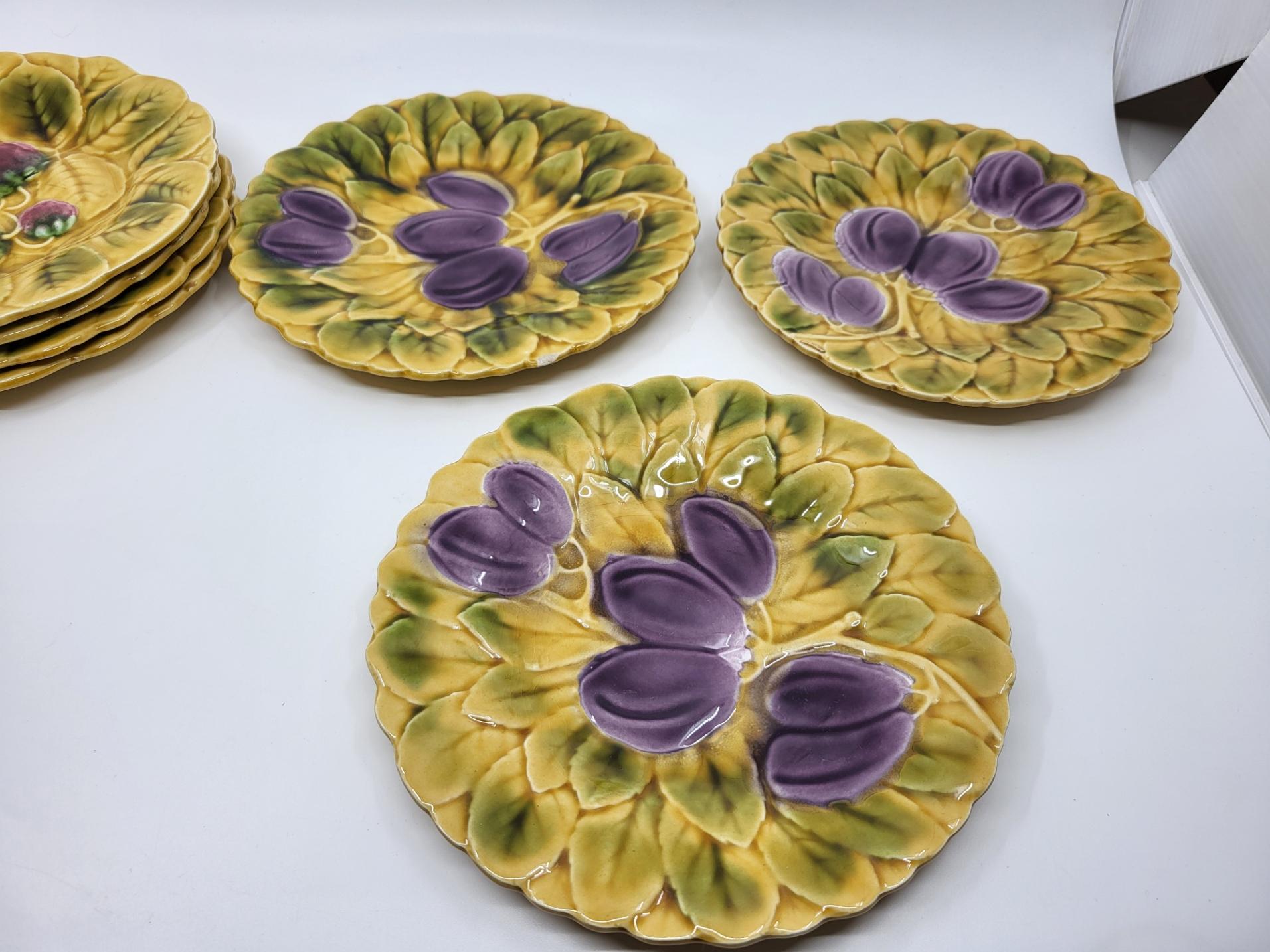Émaillé Assiettes Sarreguemines en faïence barbotine Francaise Vintage (lot de 11) en vente