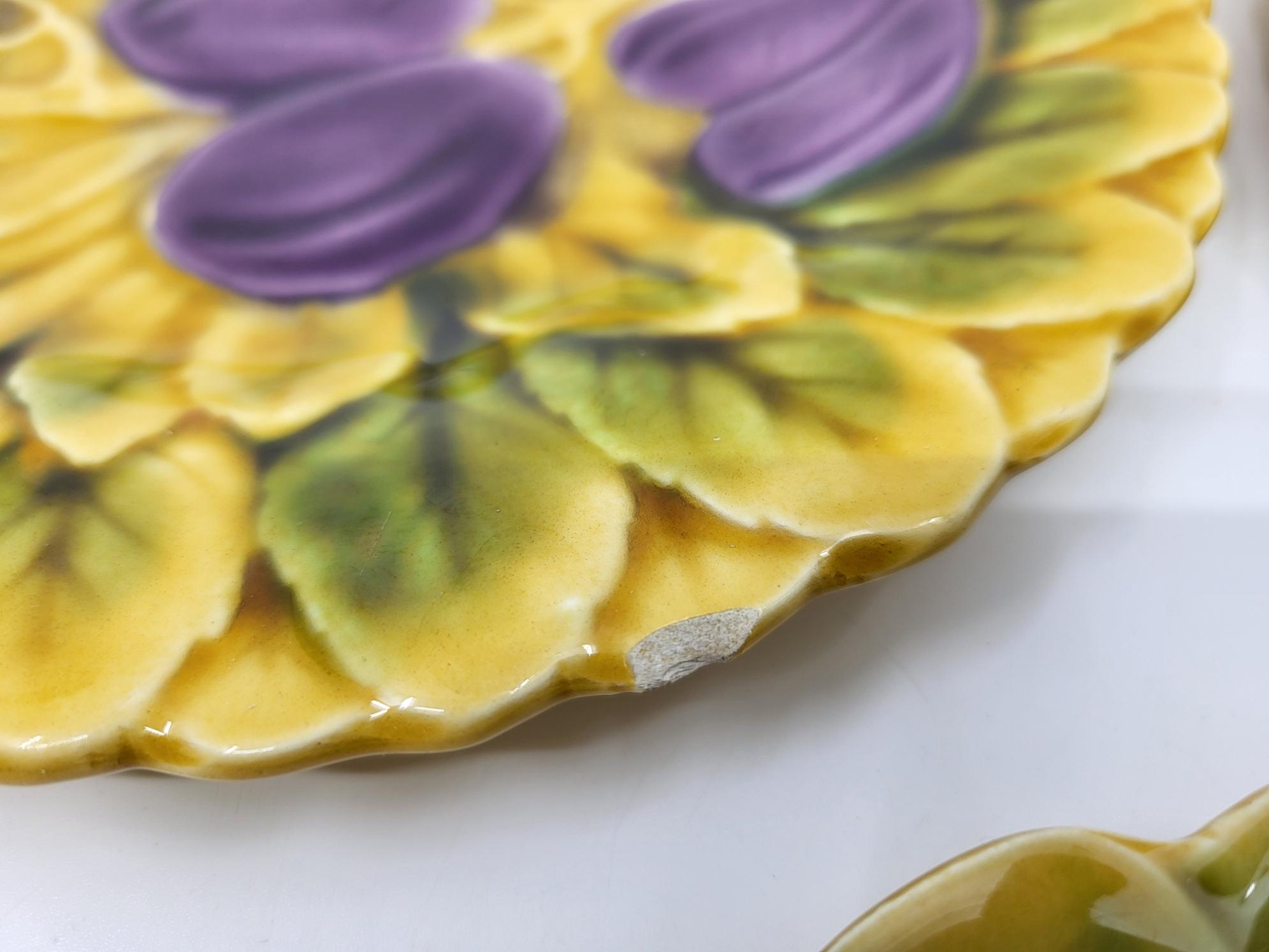 Assiettes Sarreguemines en faïence barbotine Francaise Vintage (lot de 11) Bon état - En vente à London, England