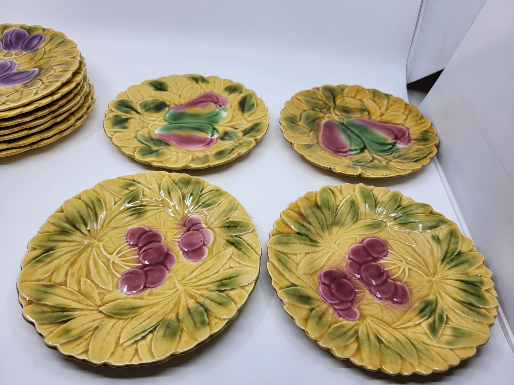 20ième siècle Assiettes Sarreguemines en faïence barbotine Francaise Vintage (lot de 11) en vente