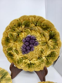 Assiettes Sarreguemines en fayence barbotine décor fruits Francaise Vintage