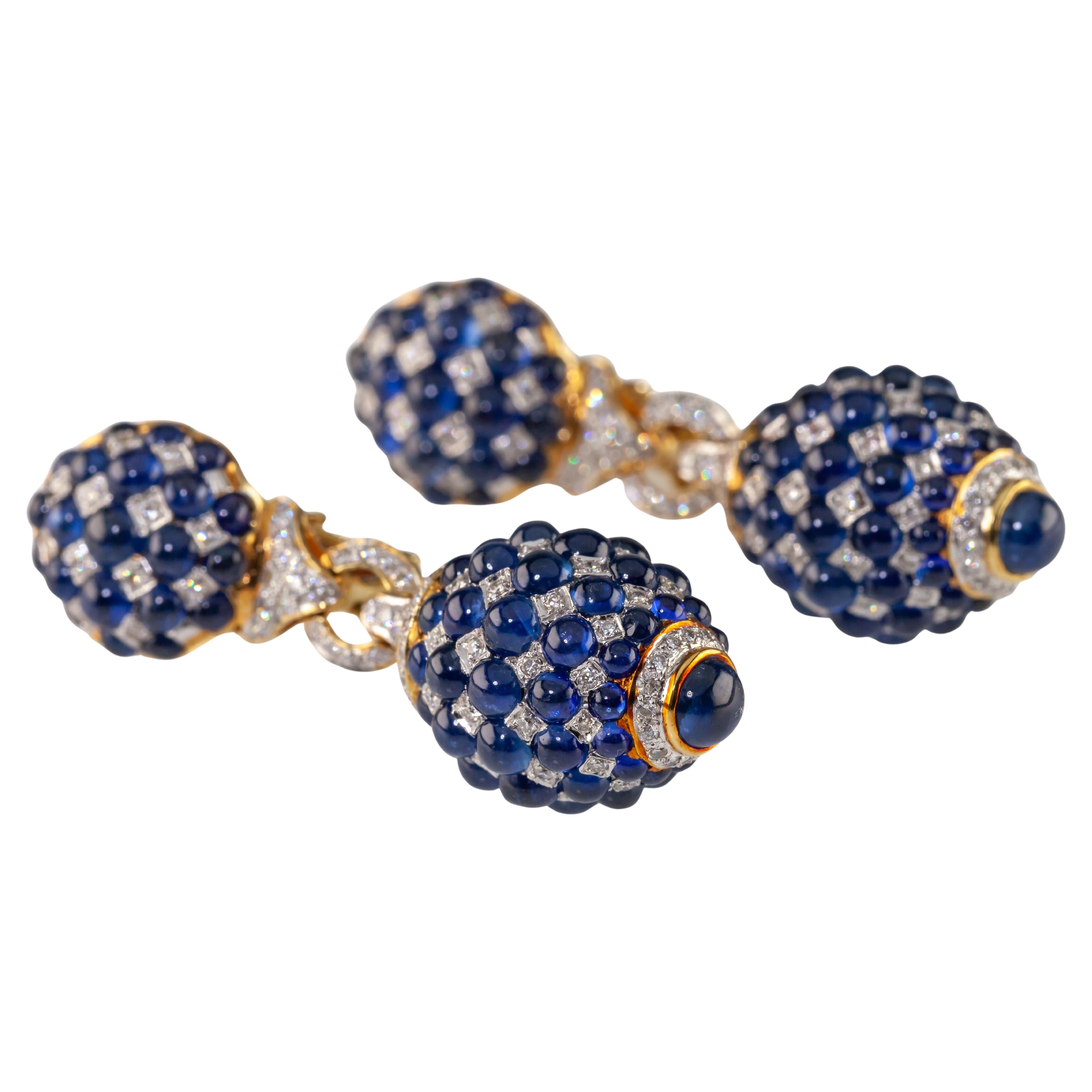 Assil, boucles d'oreilles pendantes en or jaune 18 carats avec saphir cabochon et diamants

Magnifiques boucles d'oreilles en forme de goutte d'eau d'Assil
Les diamants et les cabochons de saphir alternent dans un arrangement de bulbes.
Longueur
