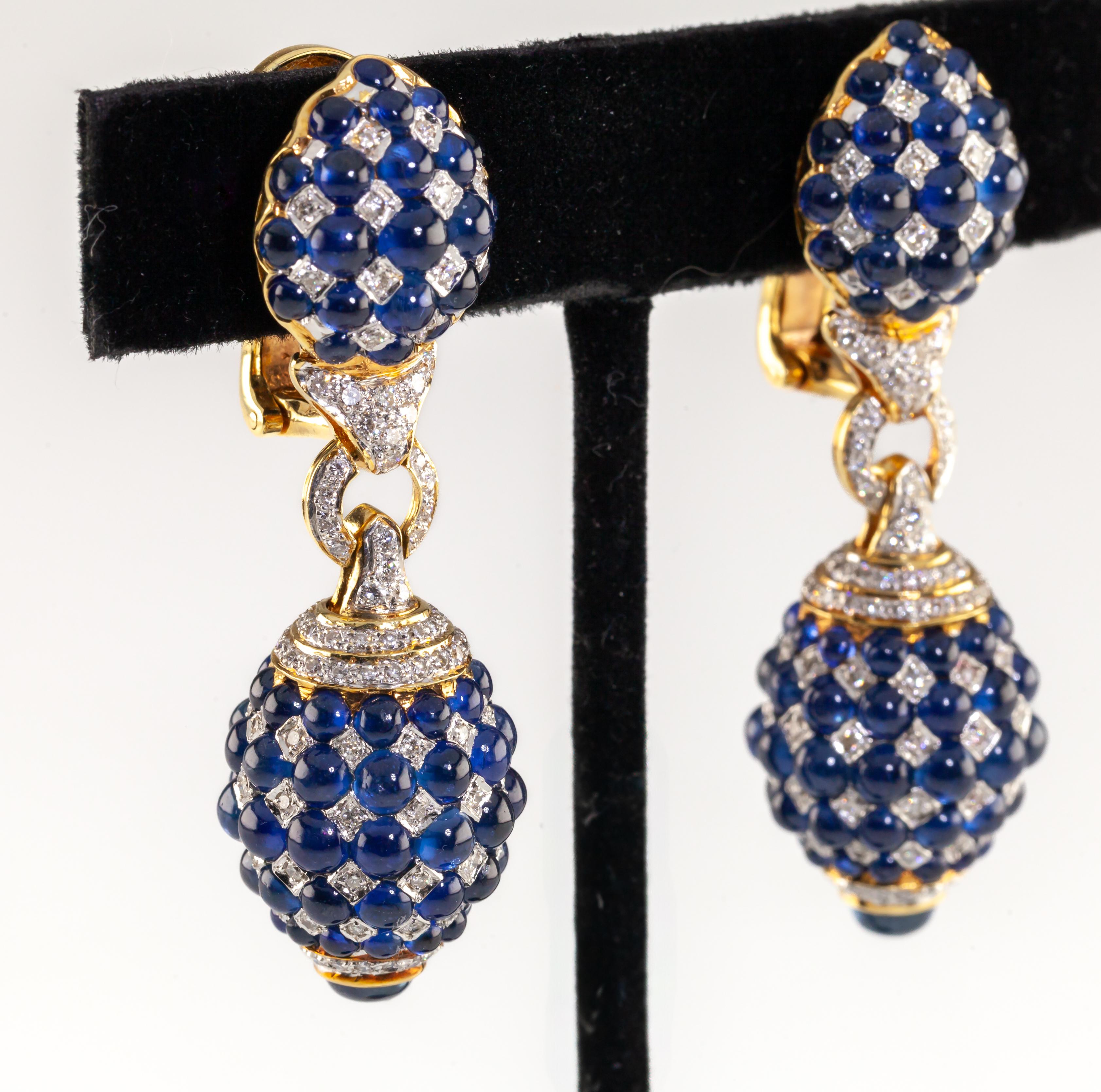 Assil, boucles d'oreilles pendantes en or jaune 18 carats avec saphir cabochon et diamants Bon état - En vente à Sherman Oaks, CA