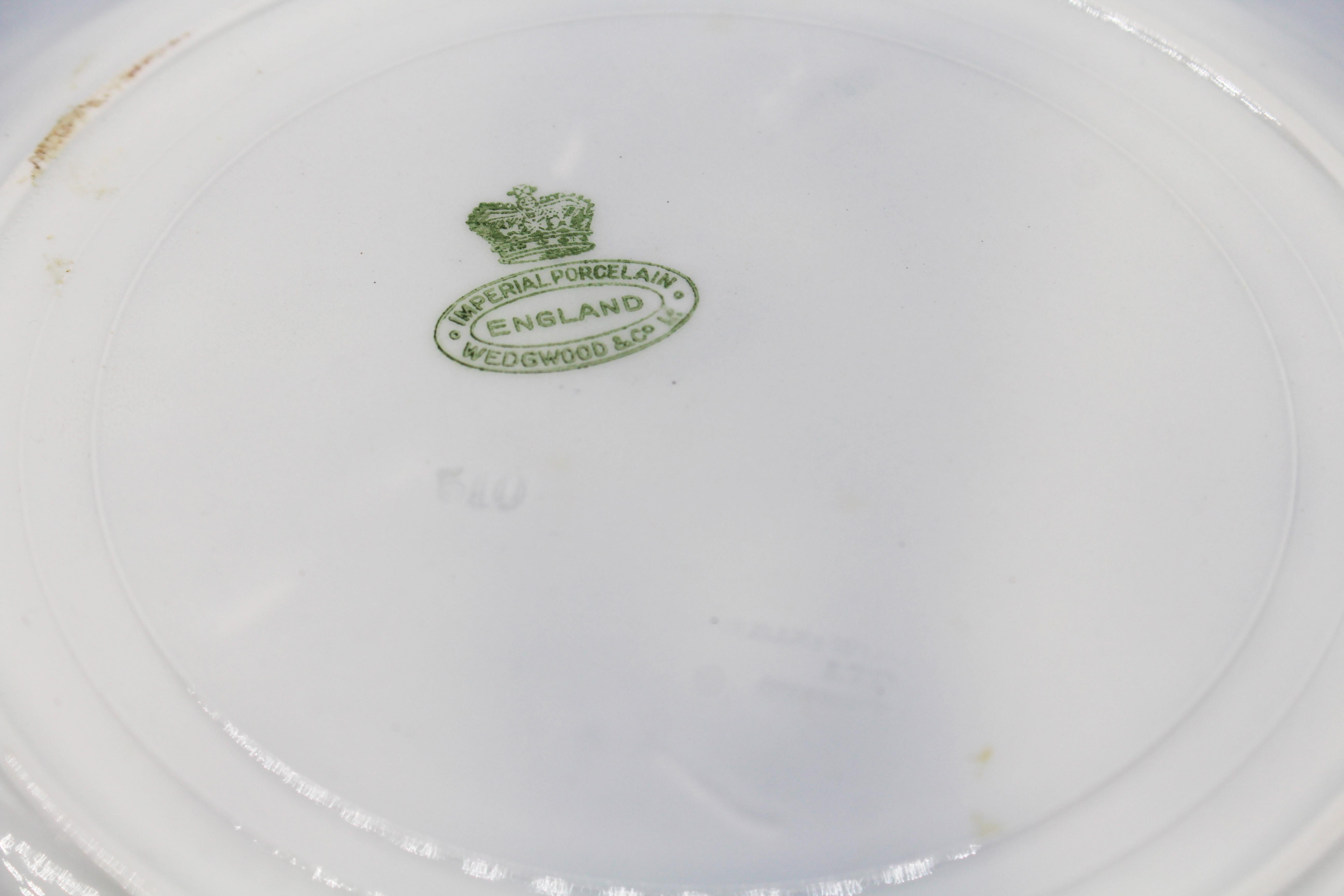 Associated Pair of 1906-08 English Wedgwood Cows Flow Blue Pattern Plates In Good Condition For Sale In Chapel Hill, NC